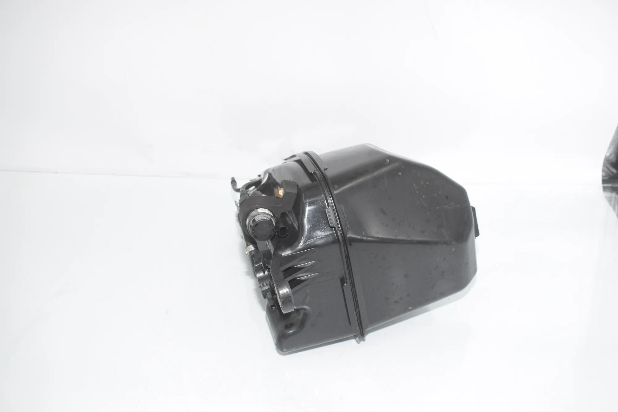 AdBlue Tank – OEM 7381415 · BMW 5 (G30) (2016 - -) M 550 d xDrive 2020 – 2
