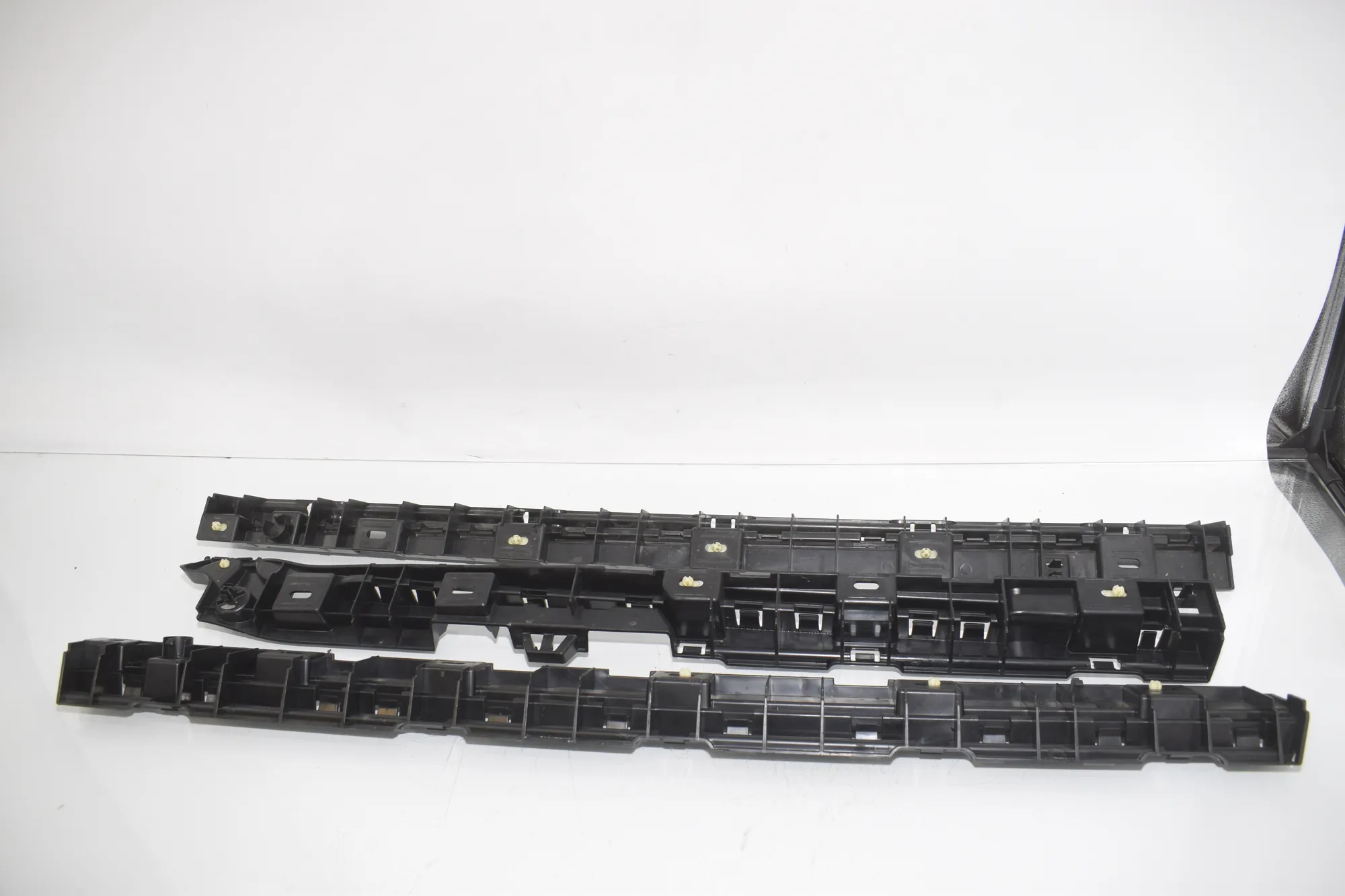 Sideskirt Bracket – OEM 7184777 · BMW 5 Touring (F11) 530 d xDrive 2011 – 2