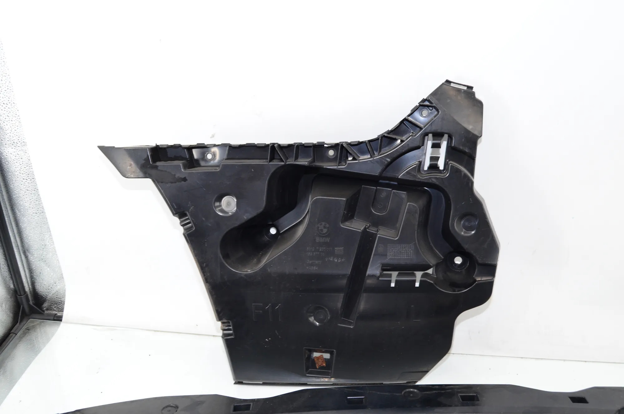 Rear Bumper Middle Bracket – OEM 7207109 · BMW 5 Touring (F11) 530 d xDrive 2011 – 2
