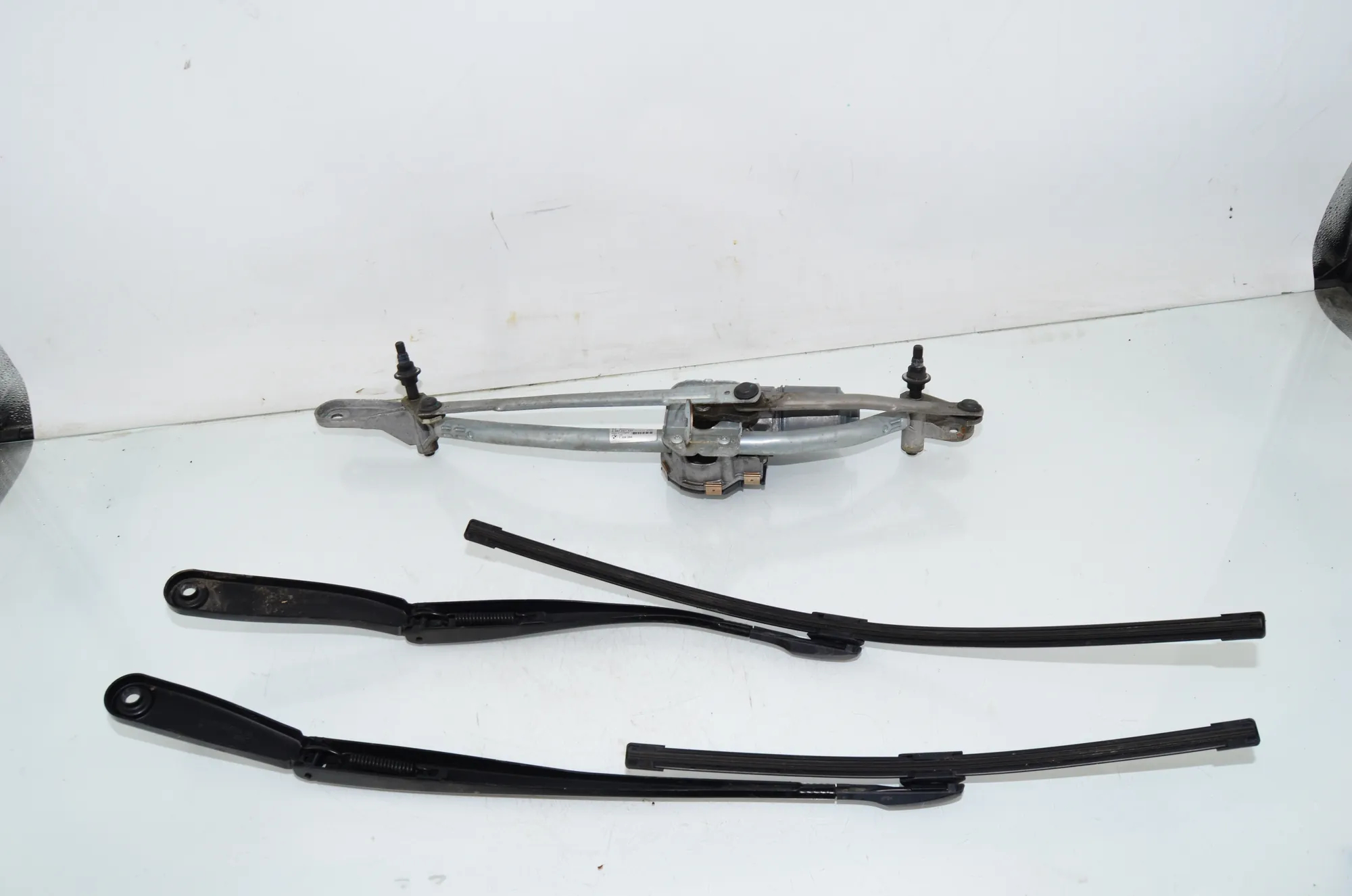 Front Windshield Wiper Mechanism – OEM 7306266 · BMW 5 Touring (F11) 530 d xDrive 2011 – 4