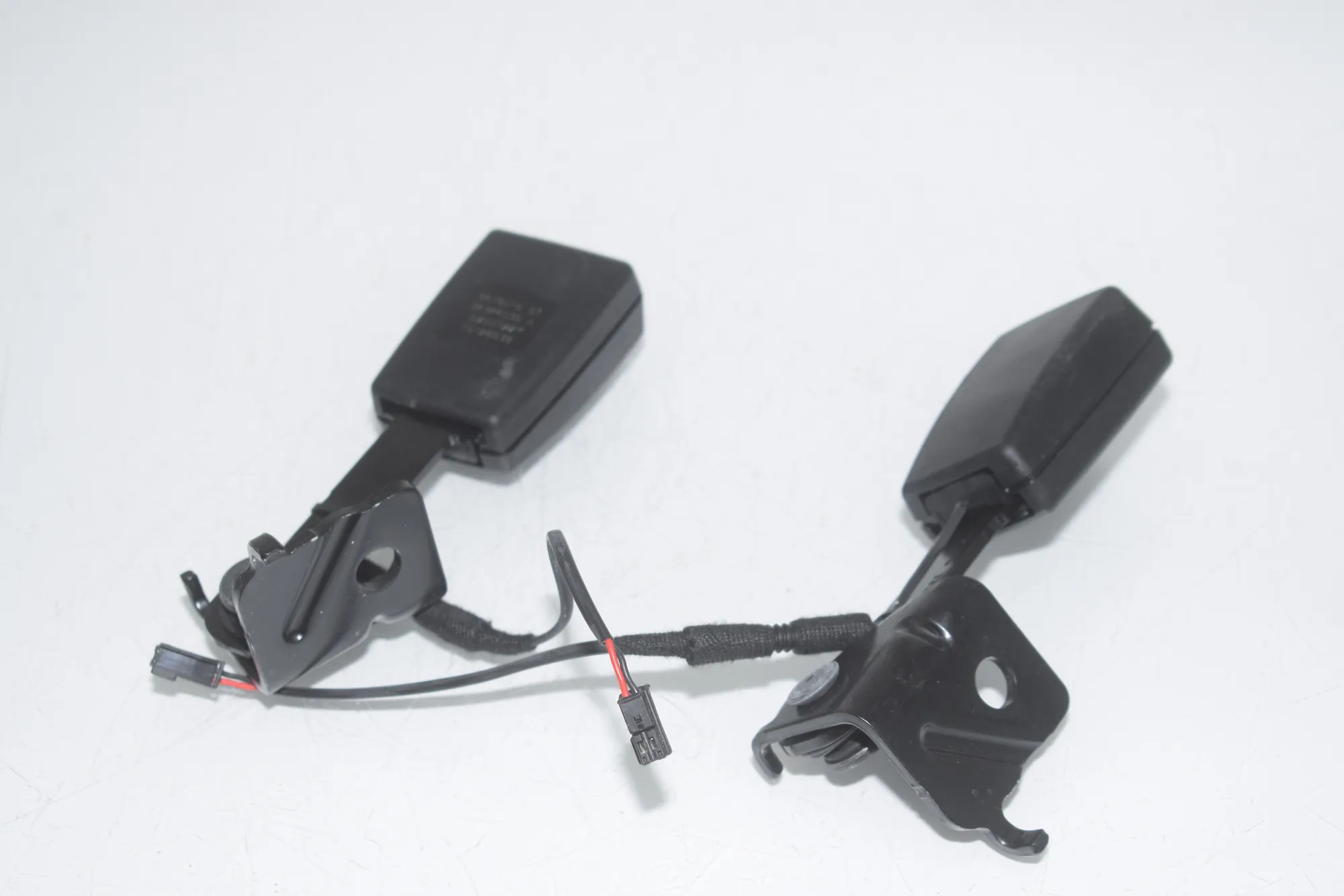 Rear Right Seat Buckle – OEM 9479516 · BMW i3 (I01) s Electric 2022