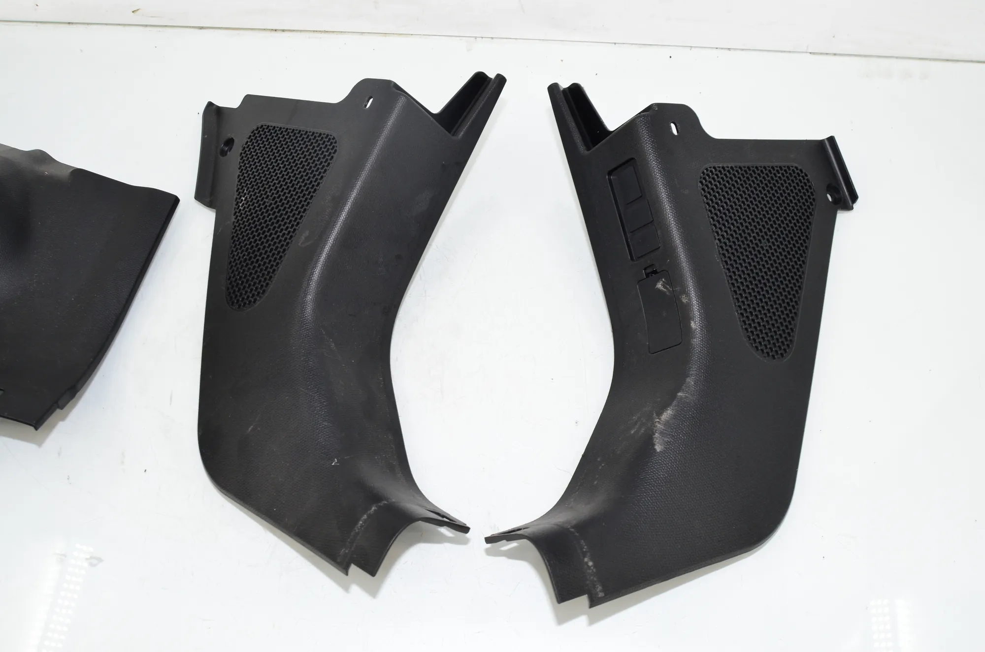 Front Right Interior Step Trim – OEM 7272417 · BMW i3 (I01) s Electric 2022 – 3
