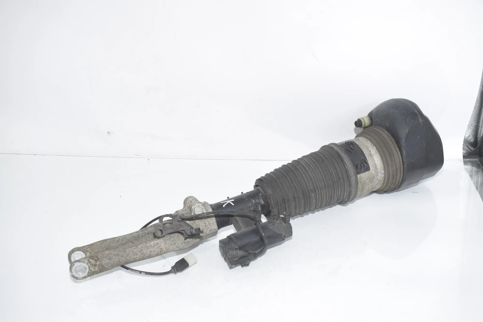 Front Left Shock Absorber – OEM 6877559 · BMW 7 (G11, G12) 750 d, Ld xDrive 2016 – 3