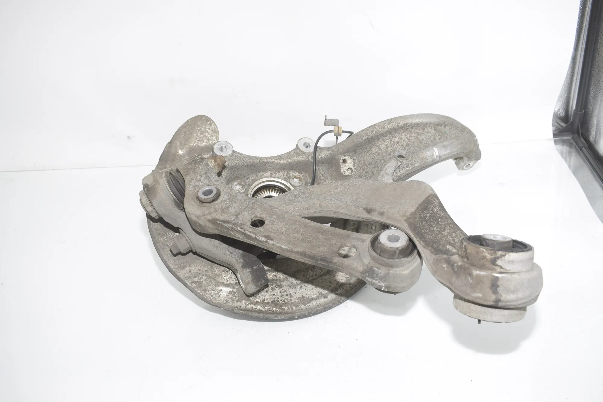 Front Left Wheel Hub – OEM 6861173 · BMW 7 (G11, G12) 750 d, Ld xDrive 2016 – 3