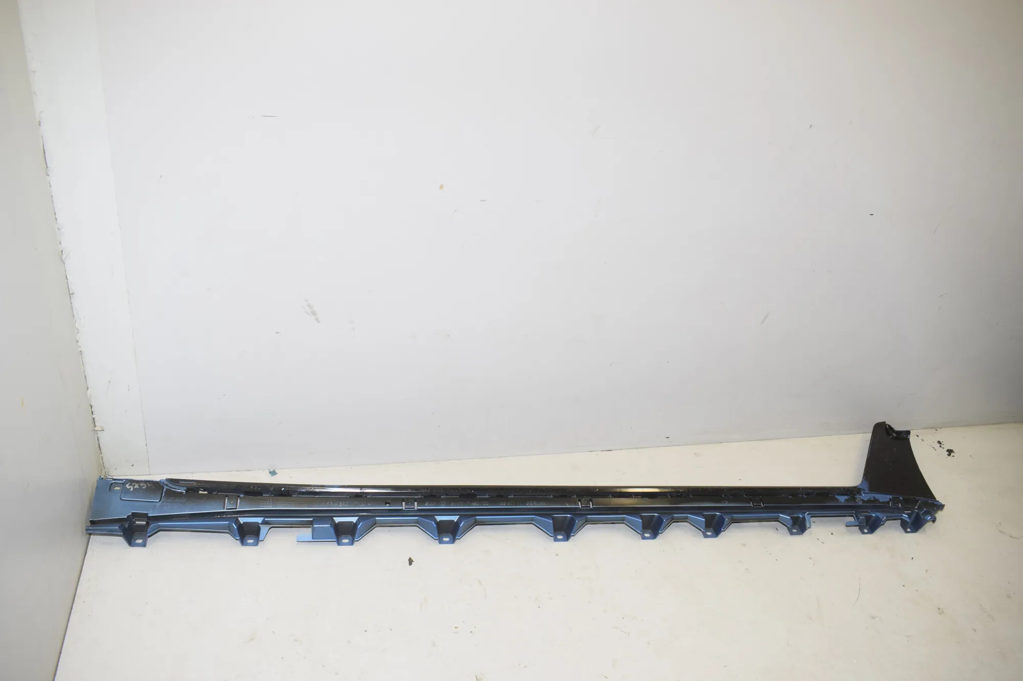 Sideskirt Bracket – OEM 7490700 · BMW i4 (G26) BMW i4 (G26) eDrive35 2022 – 2