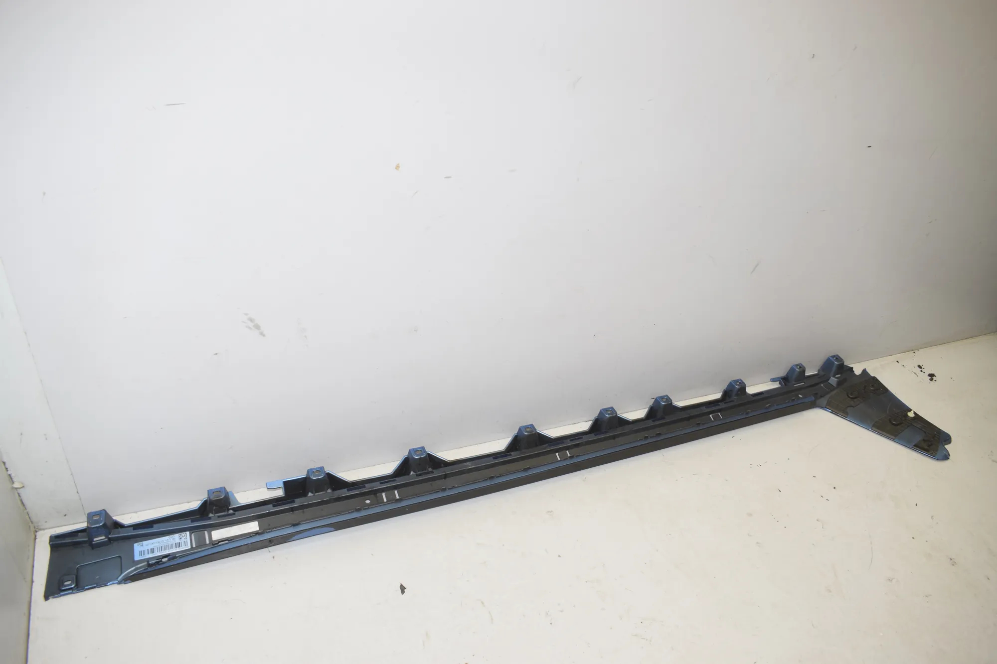 Sideskirt Bracket – OEM 7490700 · BMW i4 (G26) BMW i4 (G26) eDrive35 2022 – 3