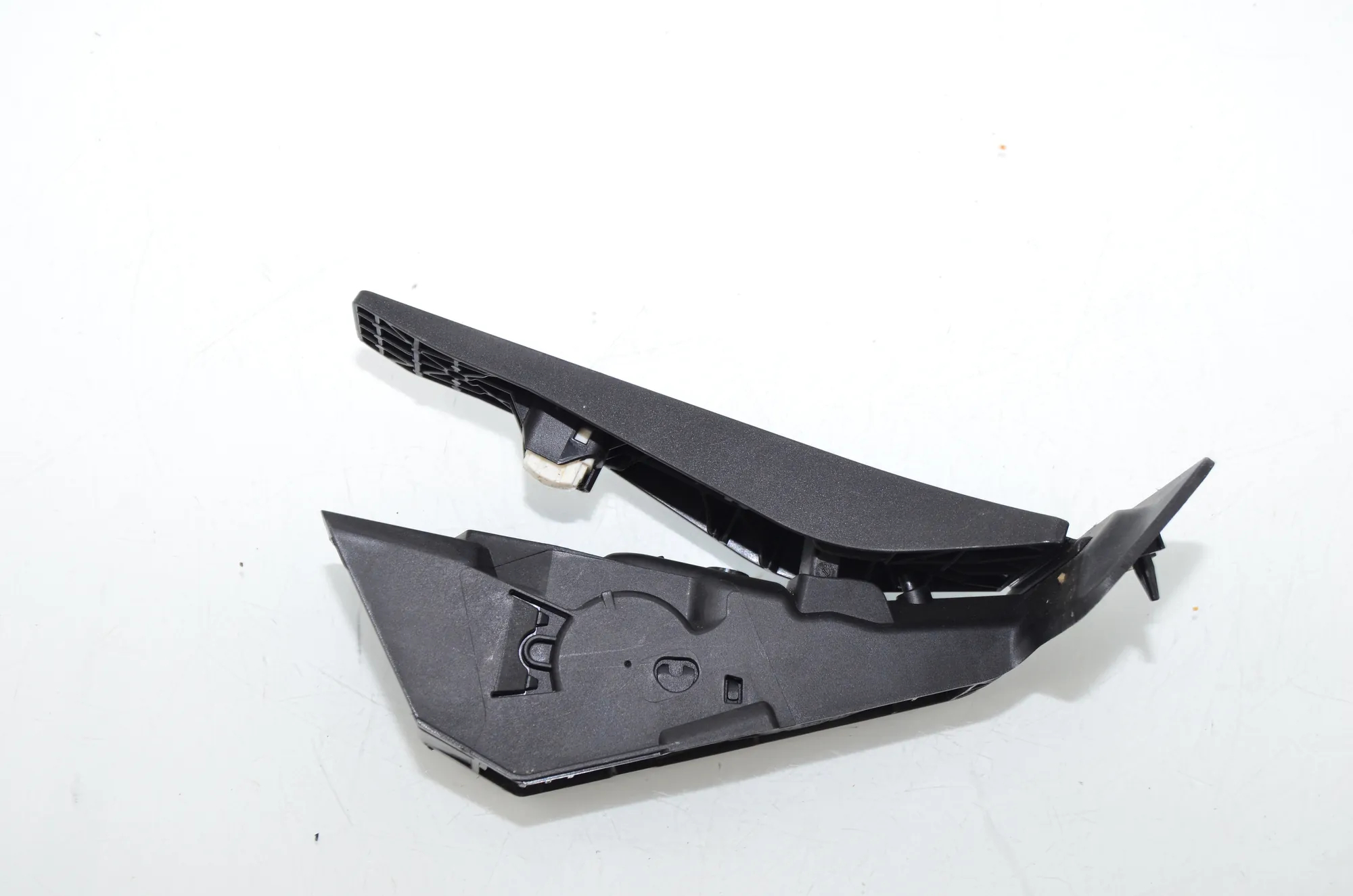 Throttle Pedal – OEM 6889818 · BMW 3 Touring (G21) (2019 - -) 318 i 2023 – 3