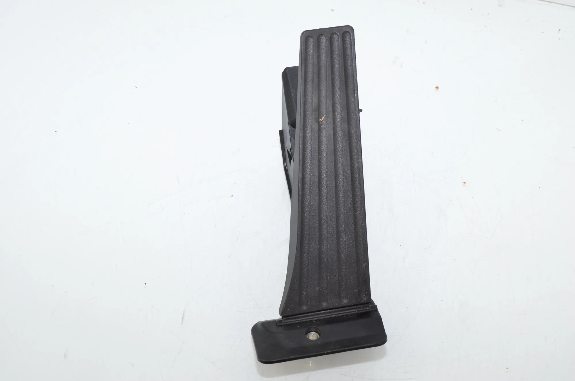 Throttle Pedal – OEM 6889818 · BMW 3 Touring (G21) (2019 - -) 318 i 2023 – 2