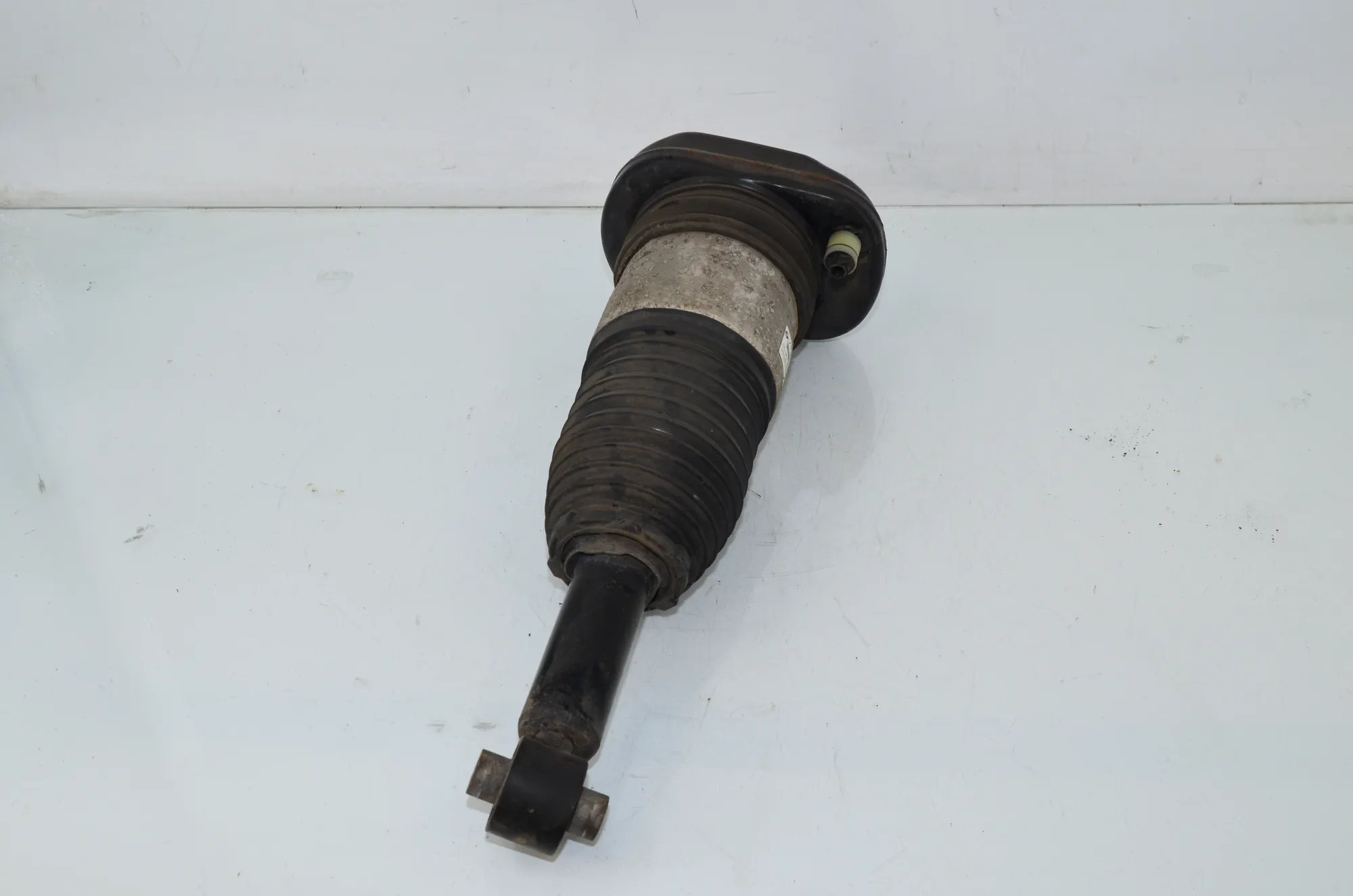 Rear Right Shock Absorber – OEM 6897850 · BMW 5 Touring (G31) (2017 - -) 520 d 2019 – 2