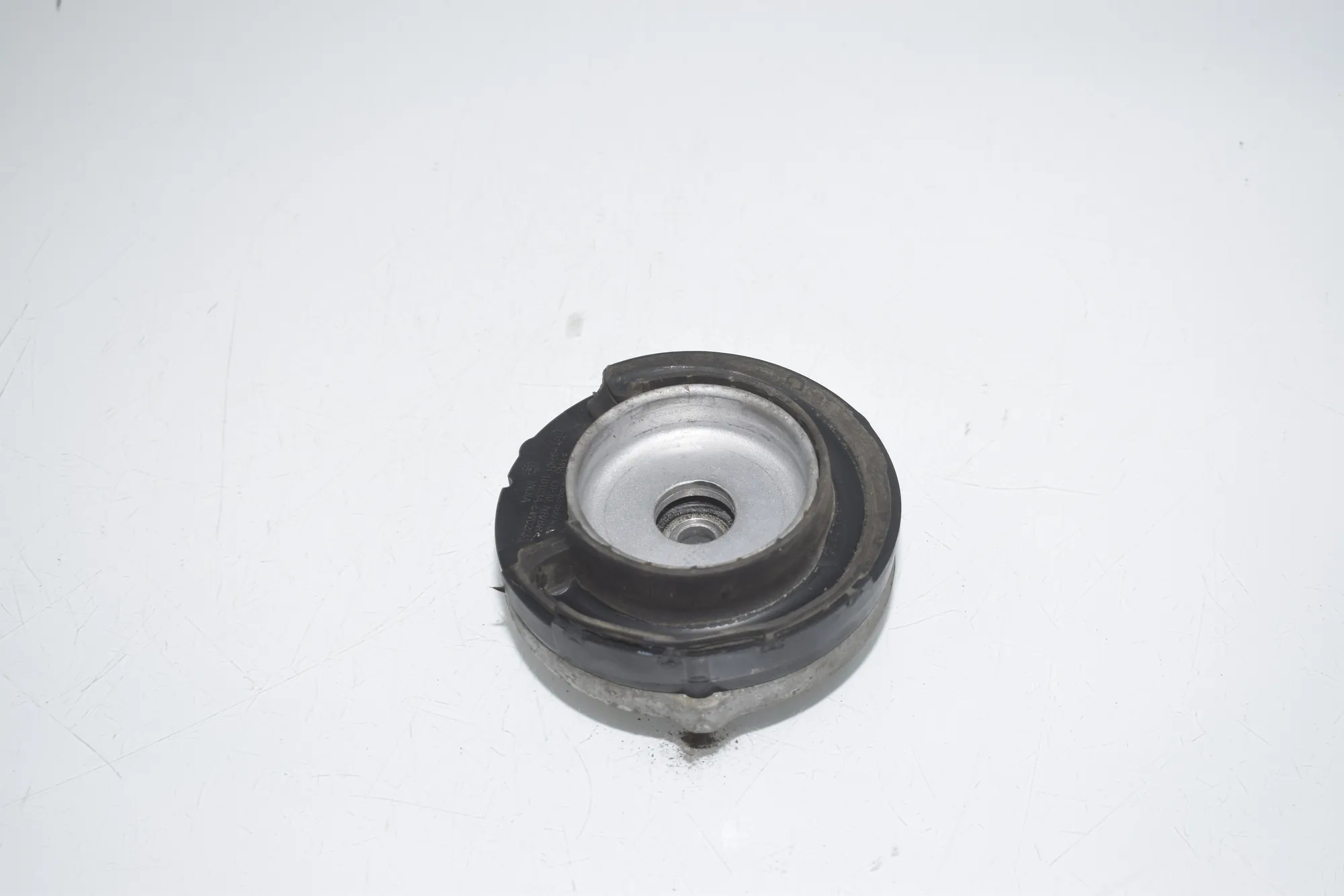 Front Left Shock Absorber Bracket – OEM 6862569 · BMW 5 Touring (G31) (2017 - -) 520 d 2019 – 3