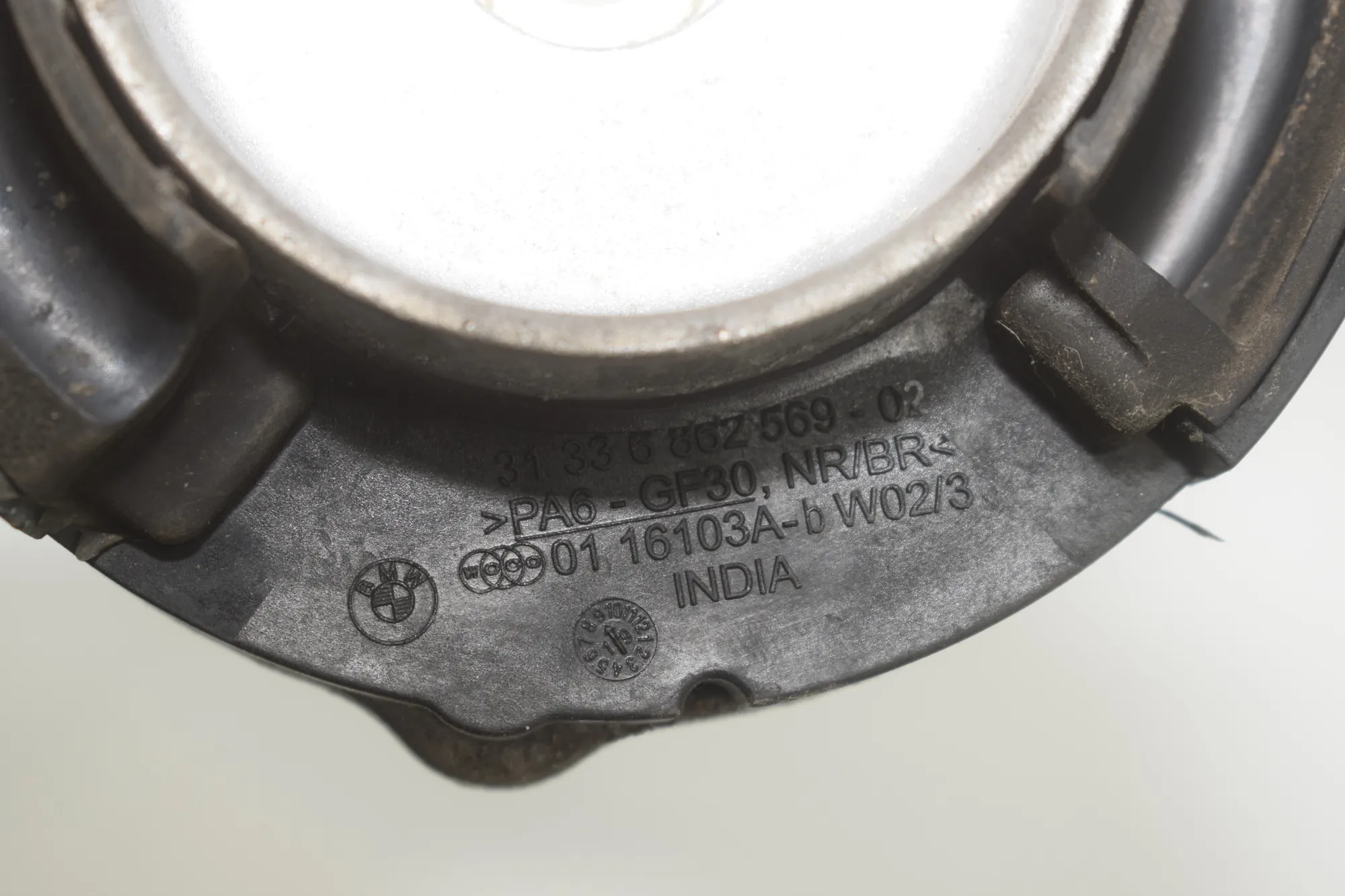 Front Left Shock Absorber Bracket – OEM 6862569 · BMW 5 Touring (G31) (2017 - -) 520 d 2019 – 4