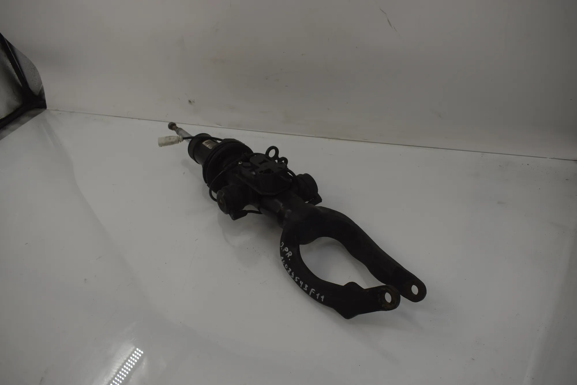 Front Right Shock Absorber – OEM 6856984 · BMW 5 Touring (F11) M 550 d xDrive 2016 – 3