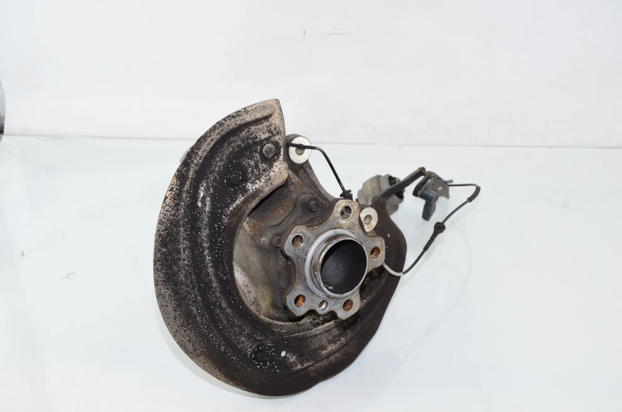 Front Left Wheel Hub – OEM 6878609 · BMW 3 Touring (G21) (2019 - -) 318 d 2021