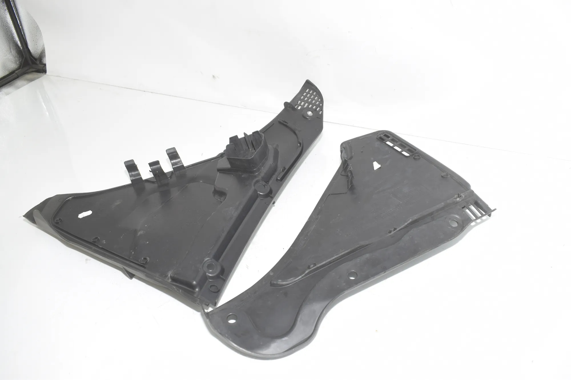 Front Wiper Cowl Trim – OEM 6987605 · BMW 6 Gran Coupe (F06) 640 d 2012 – 3