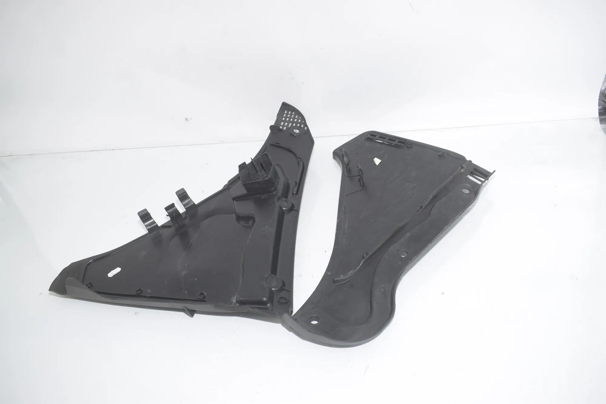 Front Wiper Cowl Trim – OEM 6987605 · BMW 6 Gran Coupe (F06) 640 d 2012 – 2