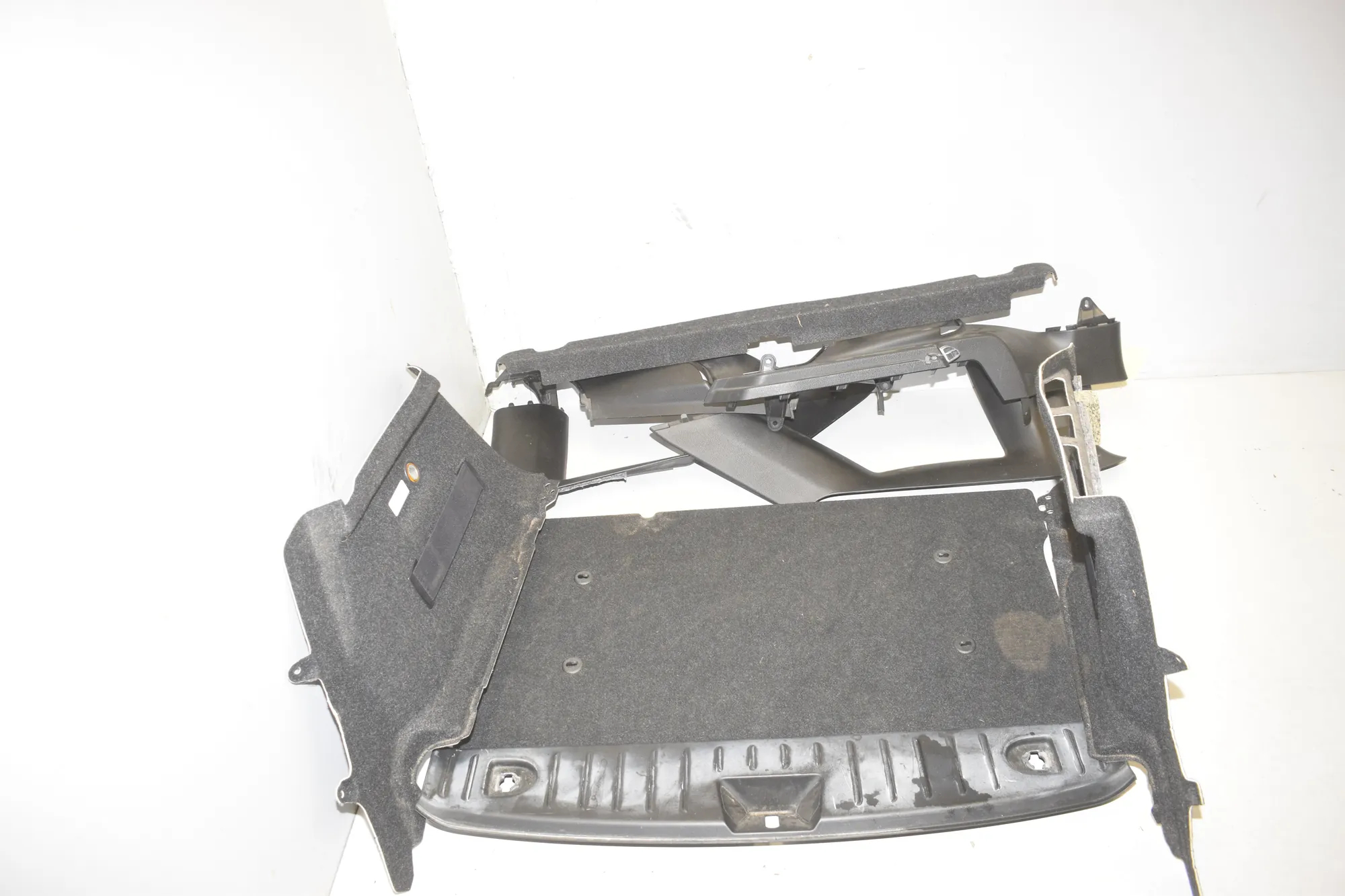 Trunk Trim Kit – OEM 7314755 · BMW i3 (I01) Hybrid 2014 – 2