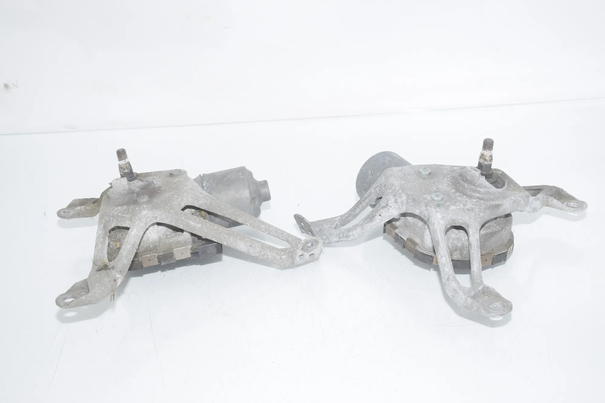 Front Windshield Wiper Mechanism – OEM 7304028 · BMW i3 (I01) Hybrid 2014 – 2