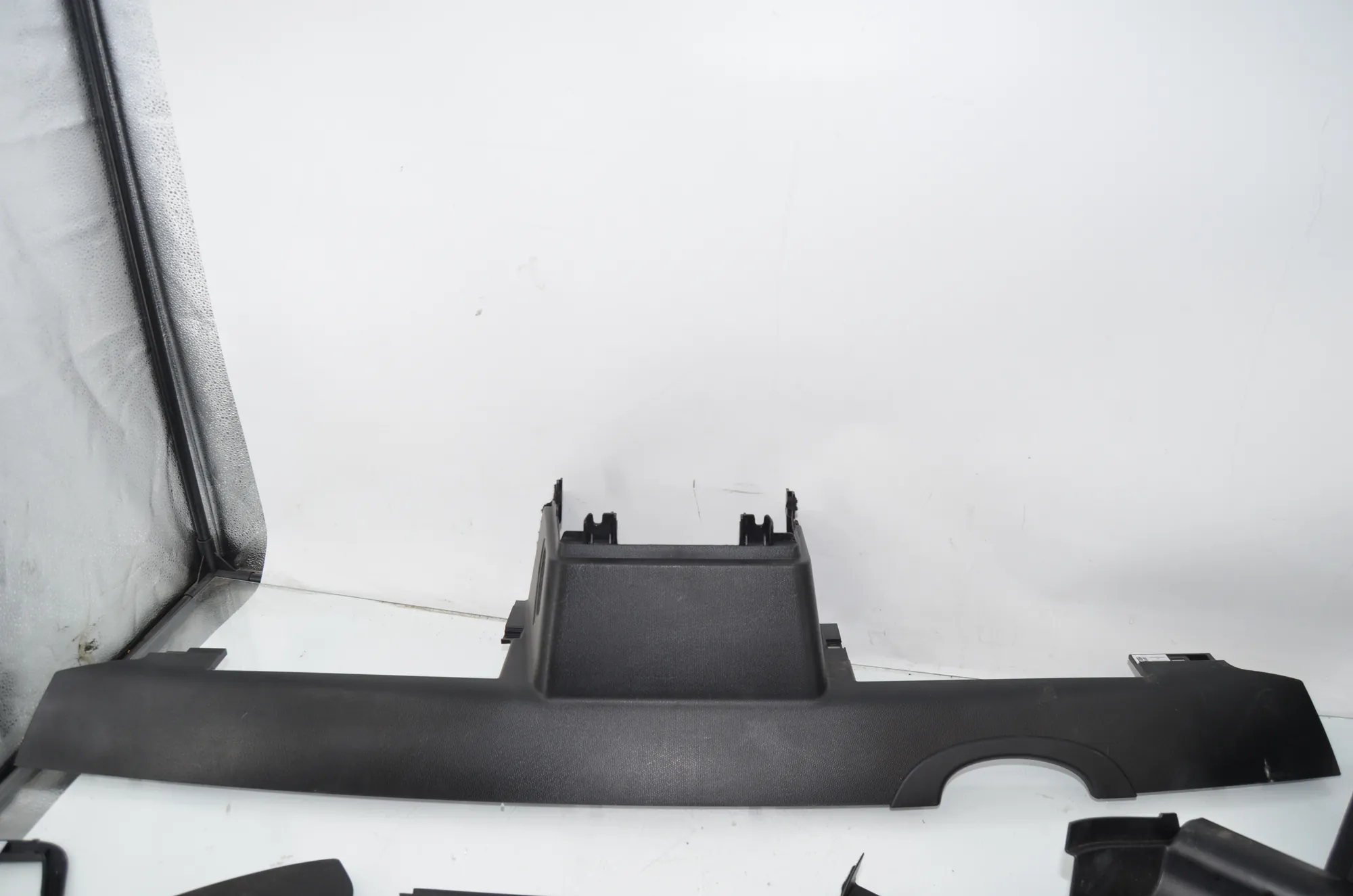 Dashboard Lower Trim – OEM 9303496 · BMW i3 (I01) Hybrid 2014 – 5