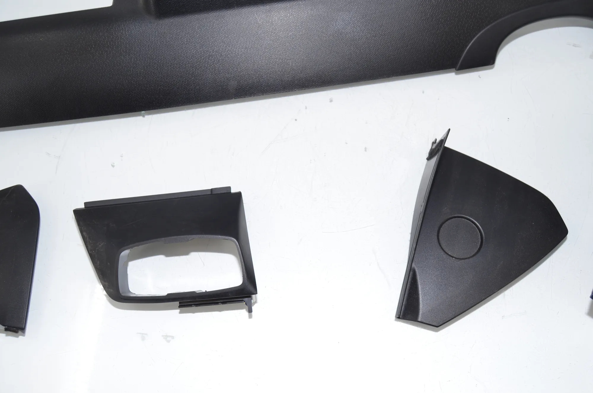 Dashboard Lower Trim – OEM 9303496 · BMW i3 (I01) Hybrid 2014 – 3