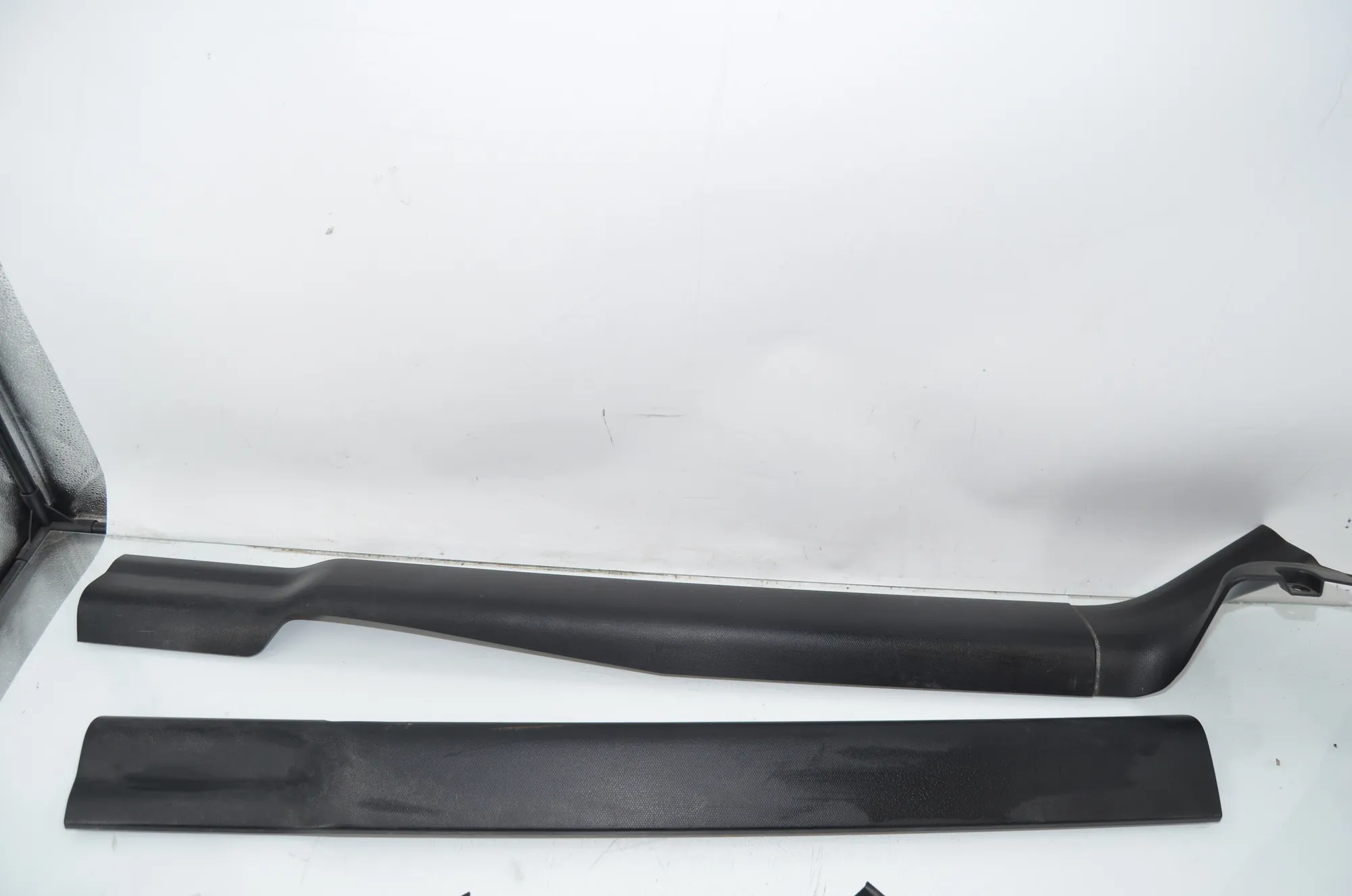 Front Right Interior Step Trim – OEM 7272418 · BMW i3 (I01) Hybrid 2014 – 4