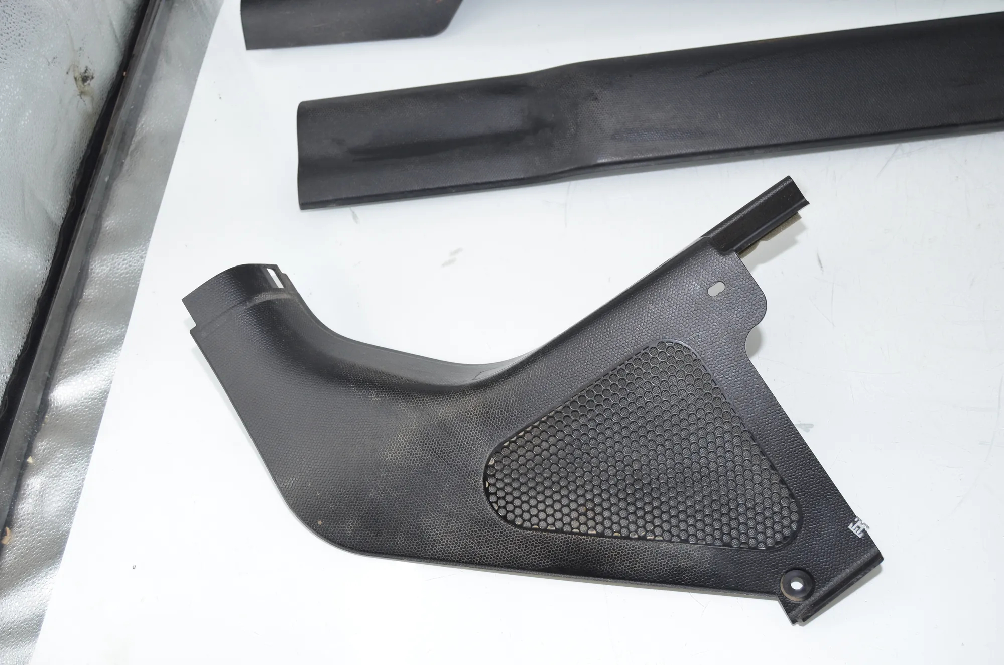 Front Right Interior Step Trim – OEM 7272418 · BMW i3 (I01) Hybrid 2014 – 2