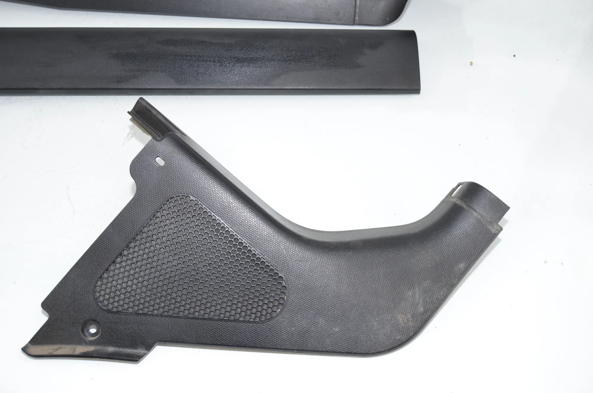 Front Right Interior Step Trim – OEM 7272418 · BMW i3 (I01) Hybrid 2014 – 3