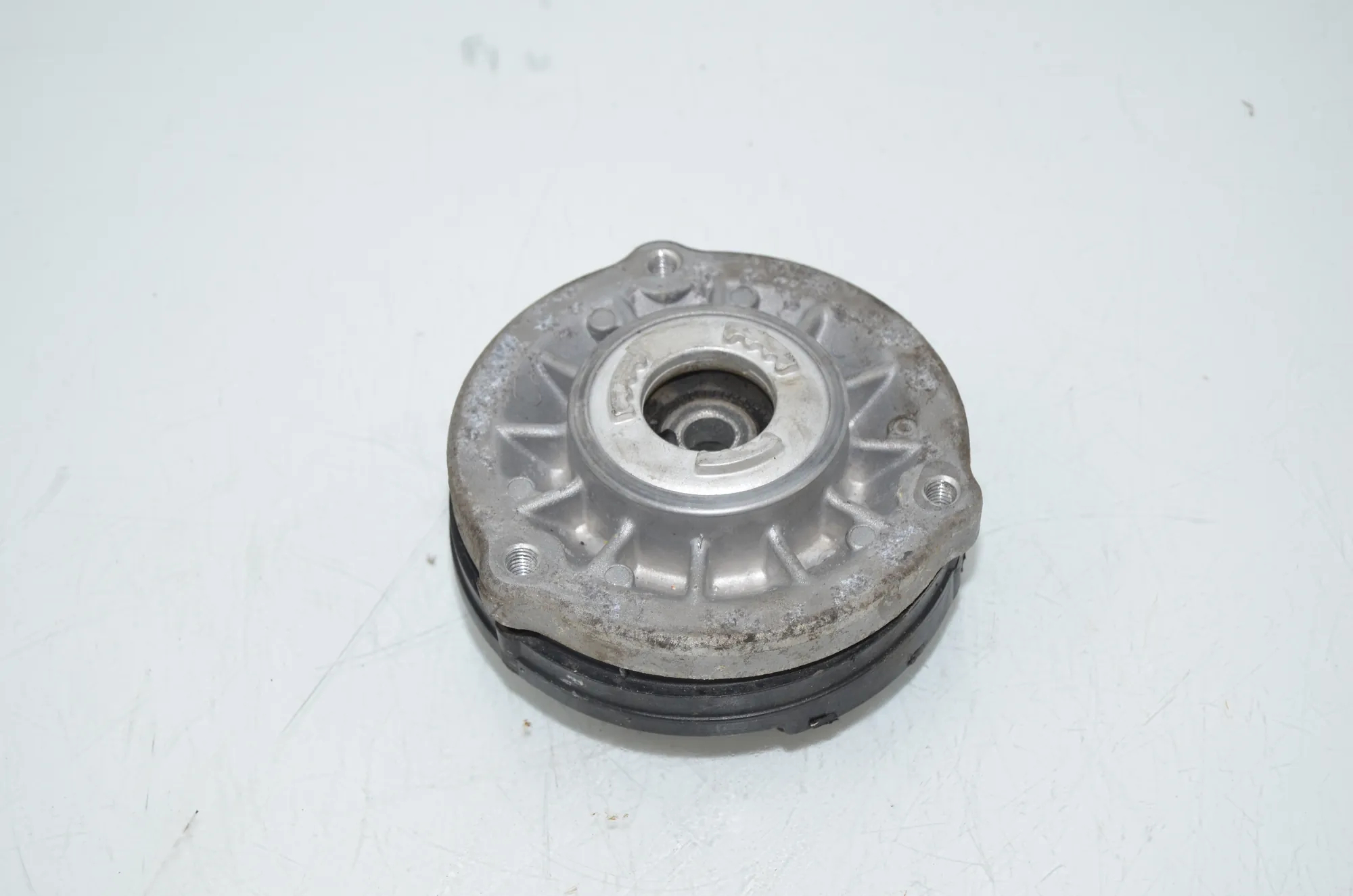 Front Left Shock Absorber Bracket – OEM 6882570 · BMW 5 Touring (G31) (2017 - -) 520 d 2019 – 2