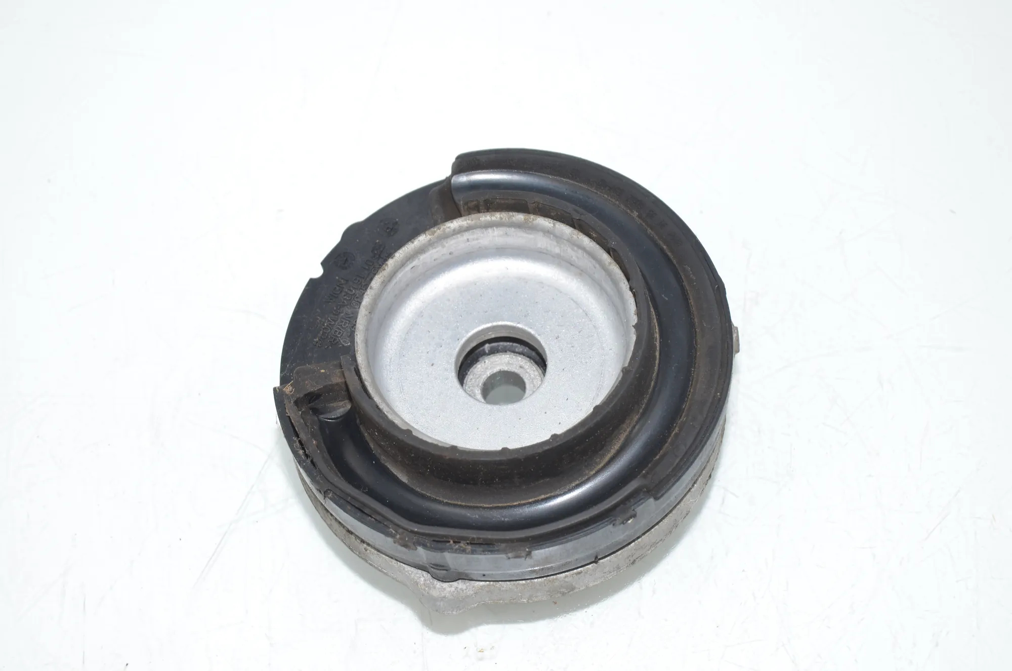 Front Left Shock Absorber Bracket – OEM 6882570 · BMW 5 Touring (G31) (2017 - -) 520 d 2019 – 4