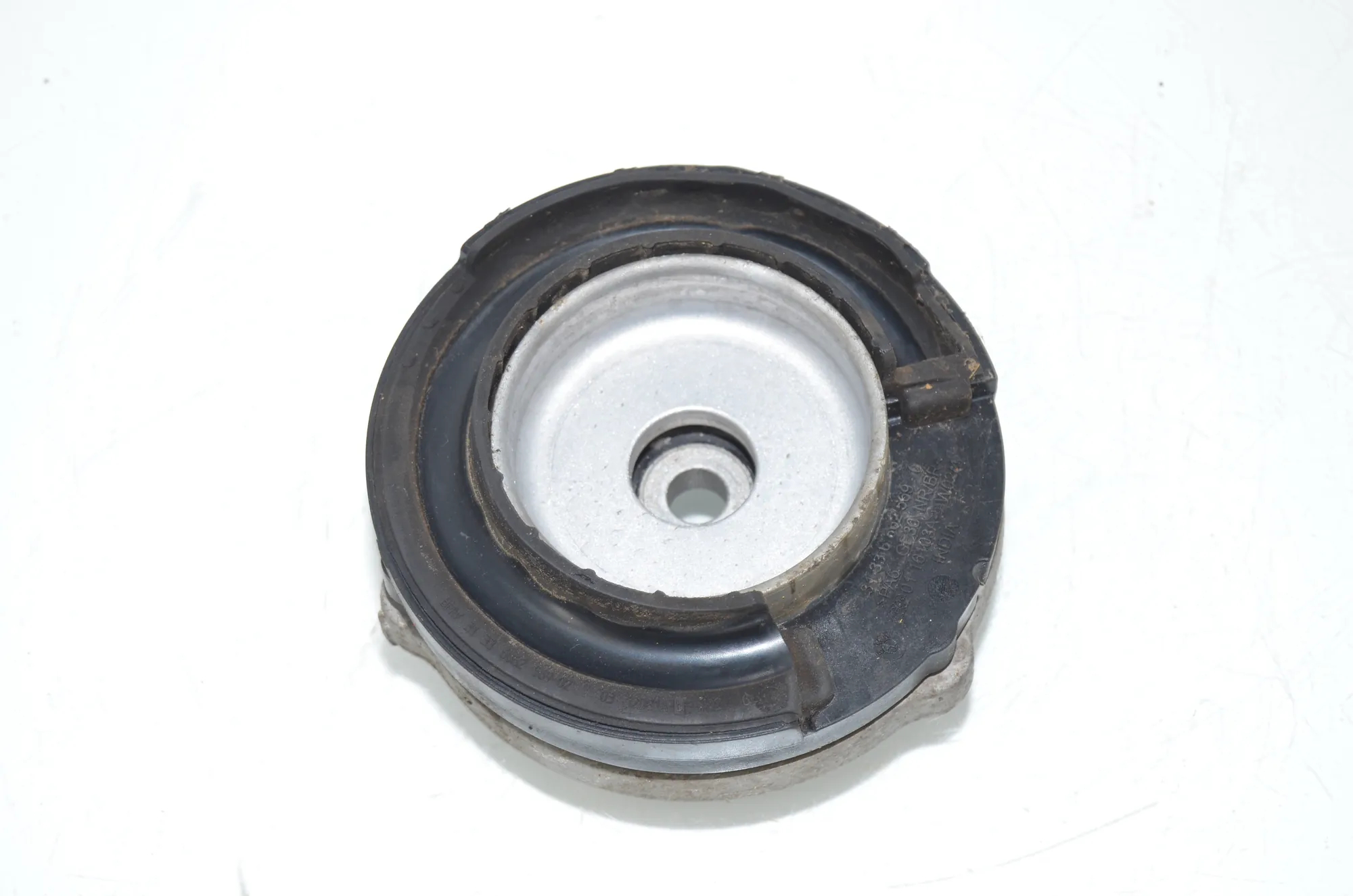 Front Right Shock Absorber Bracket – OEM 6882570 · BMW 5 Touring (G31) (2017 - -) 520 d 2019 – 4
