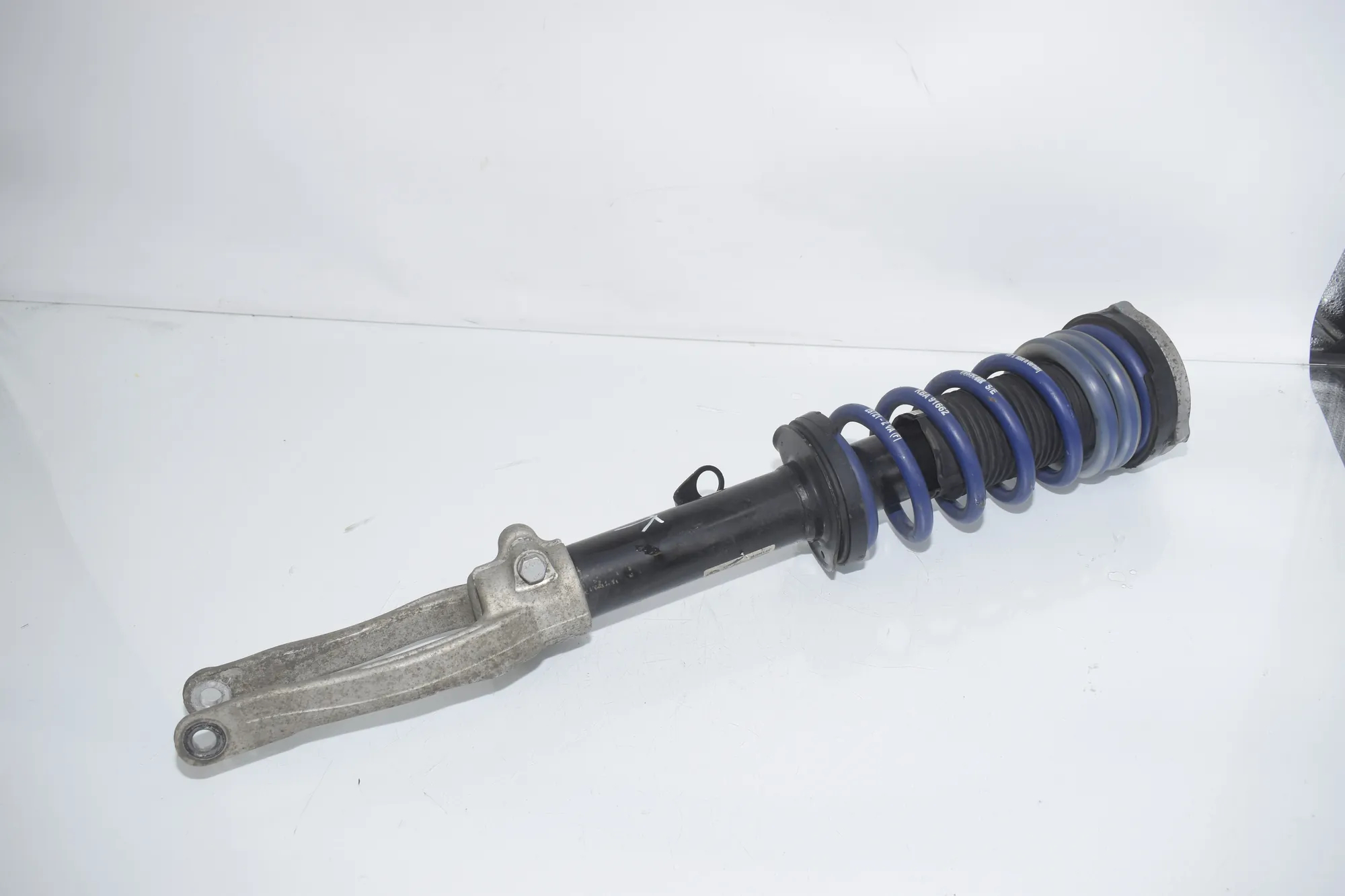 Front Left Shock Absorber – OEM 6875621 · BMW 5 (G30) (2016 - -) M 550 d xDrive 2020 – 3