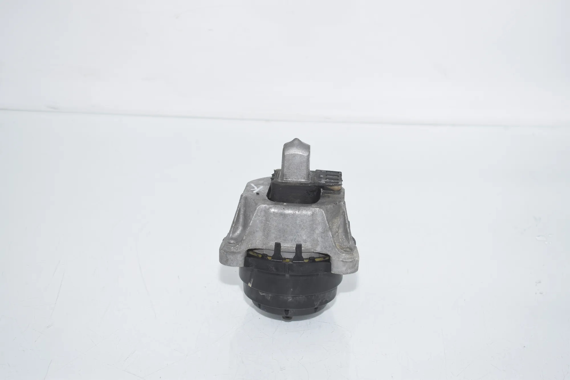 Left Side Engine Mount – OEM 6860481 · BMW 5 (G30) (2016 - -) M 550 d xDrive 2020