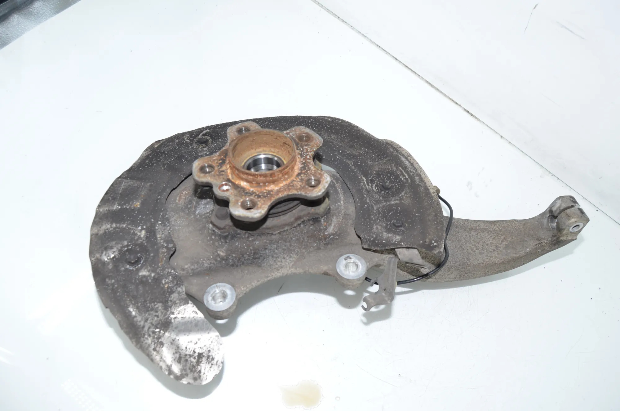 Front Left Wheel Hub – OEM 6884385 · BMW 5 (G30) (2016 - -) M 550 d xDrive 2020 – 4