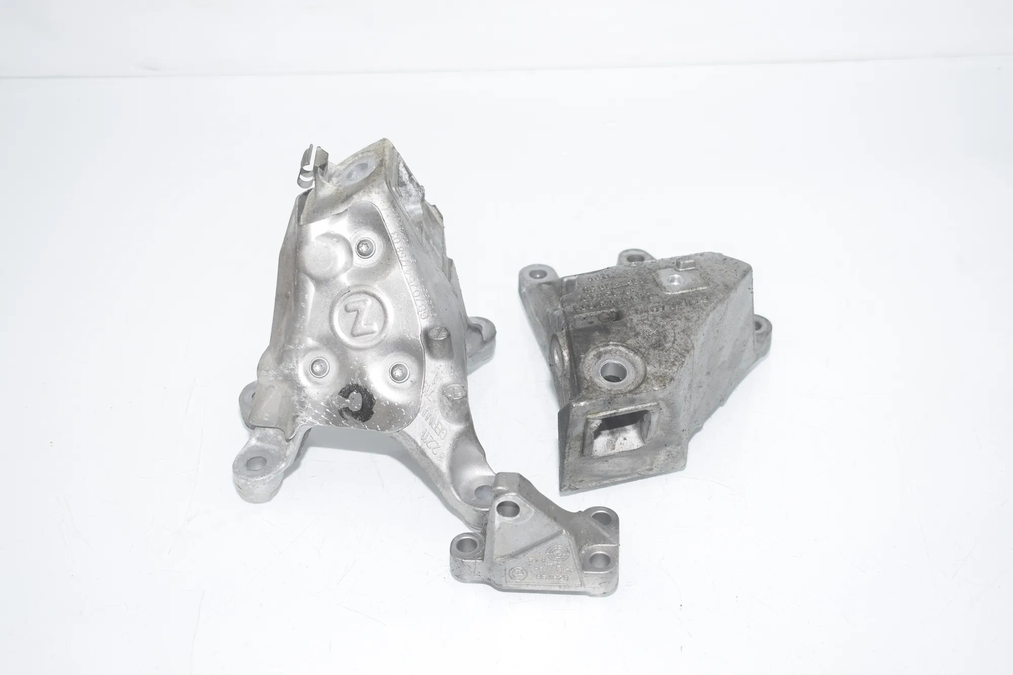 Left Side Engine Bracket – OEM 6870754 · BMW 5 Touring (G31) (2017 - -) 520 d 2019