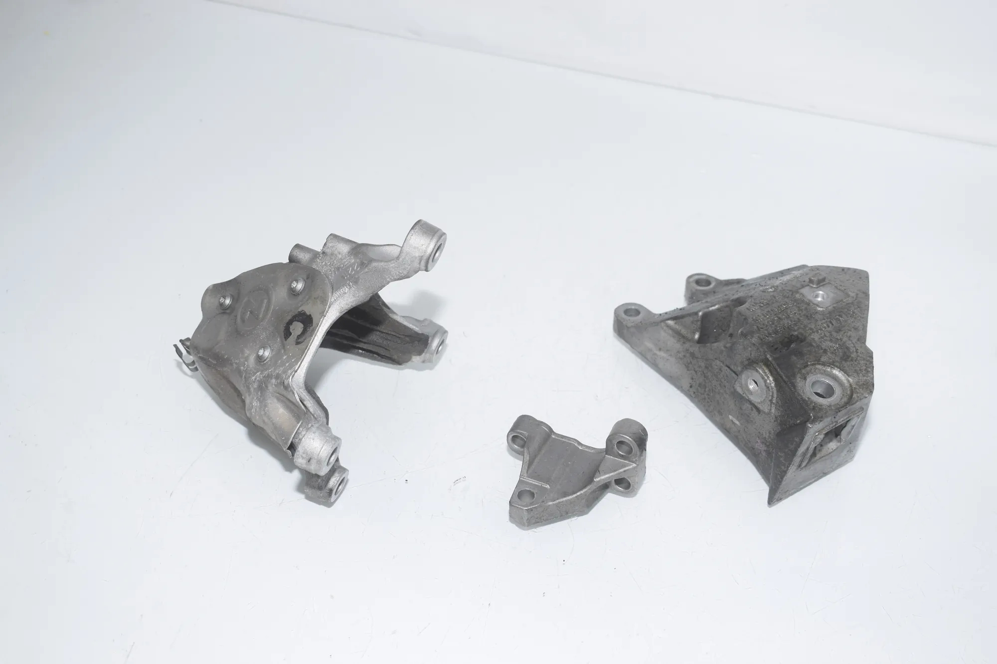 Left Side Engine Bracket – OEM 6870754 · BMW 5 Touring (G31) (2017 - -) 520 d 2019 – 3