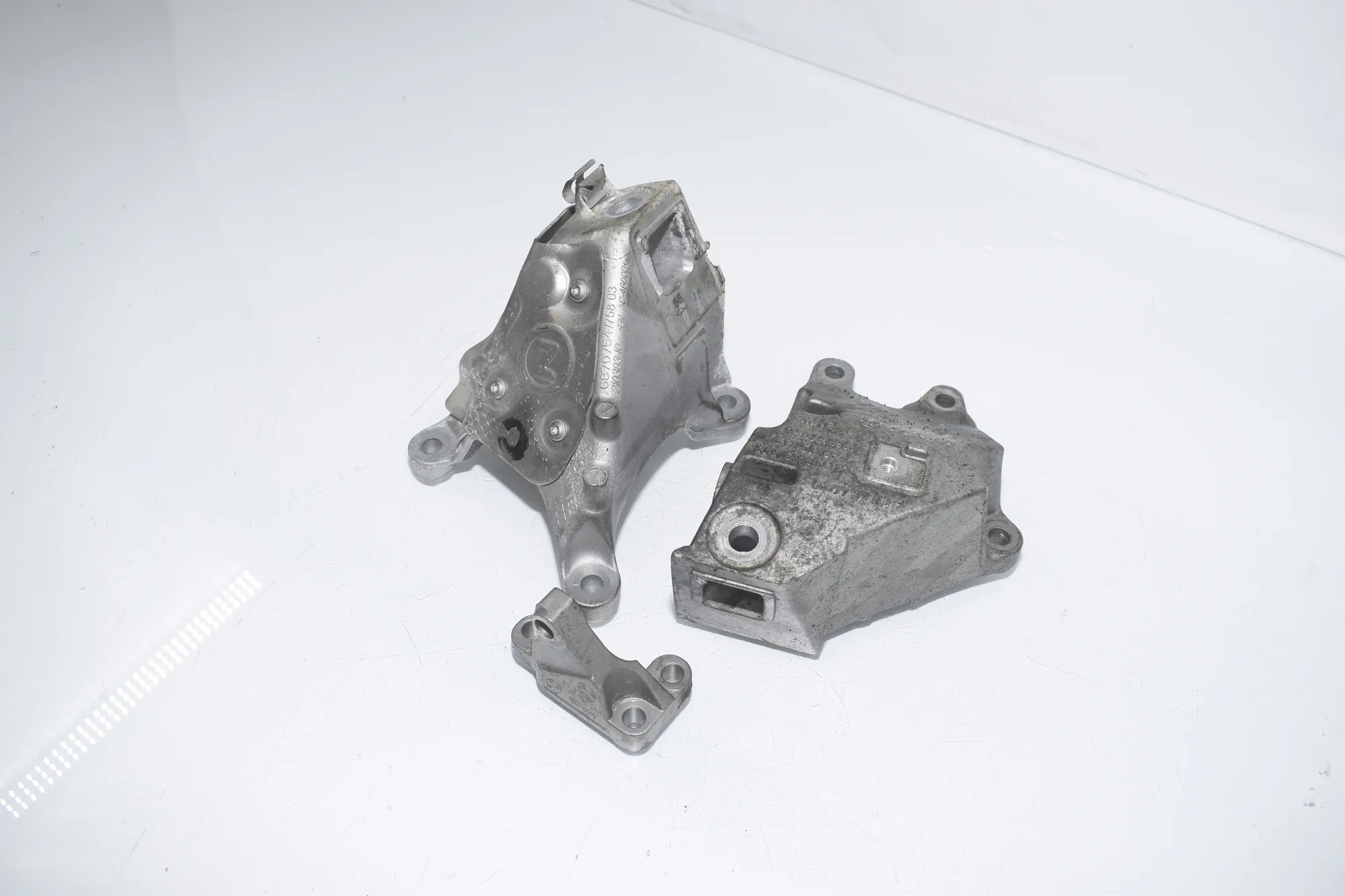 Left Side Engine Bracket – OEM 6870754 · BMW 5 Touring (G31) (2017 - -) 520 d 2019 – 2