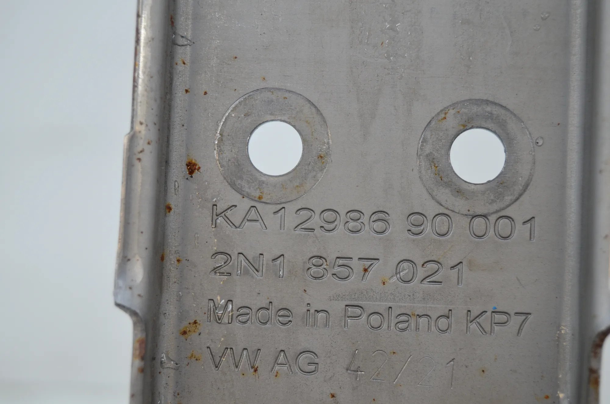 Bracket – OEM 2N1857021 · VW CRAFTER Furgon (SY_) (2016 - -) 2.0 TDI 2022 – 4