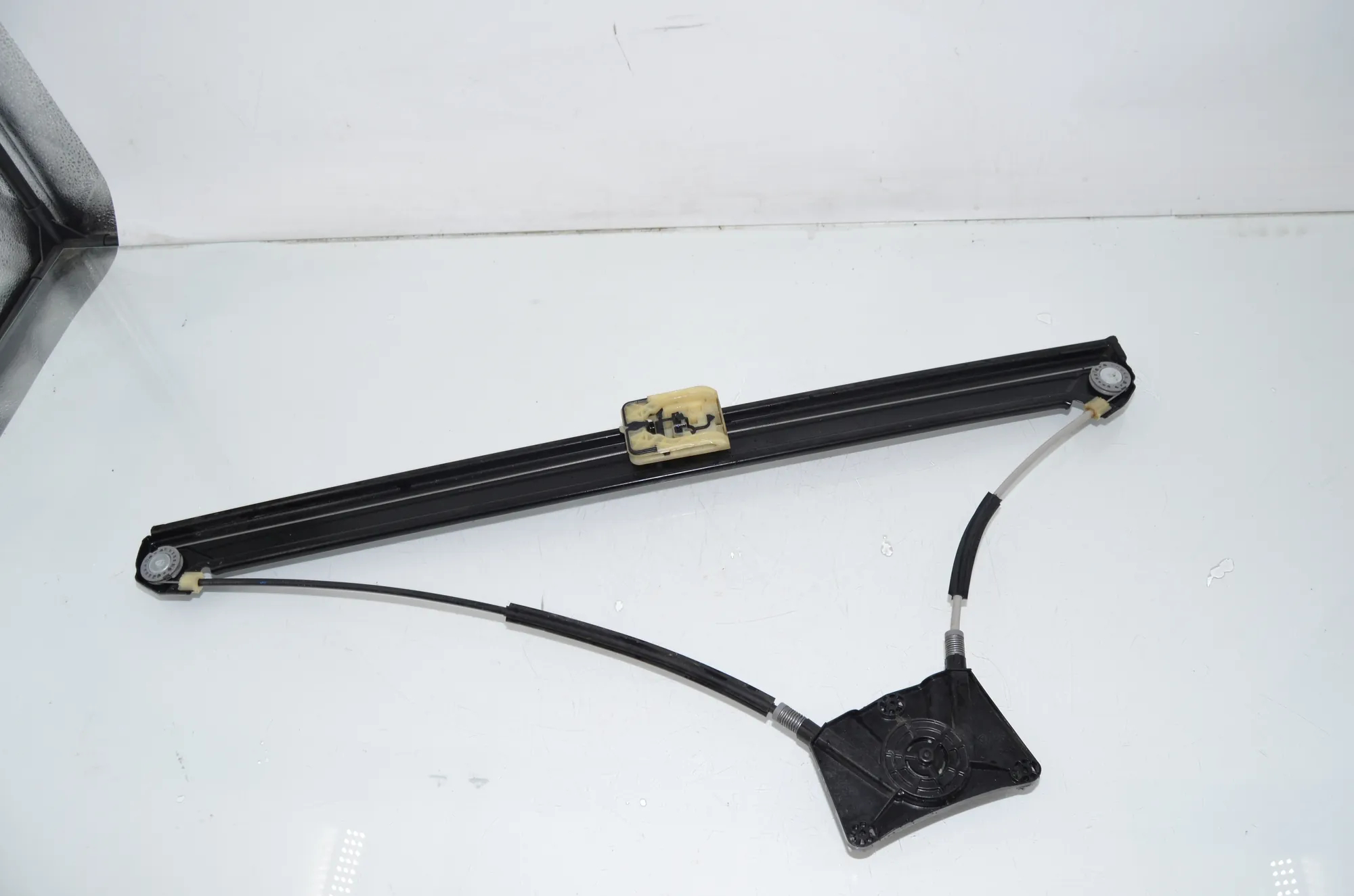 Front Left Door Window Regulator – OEM 7C0837461A · VW CRAFTER Furgon (SY_) (2016 - -) 2.0 TDI 2022 – 4