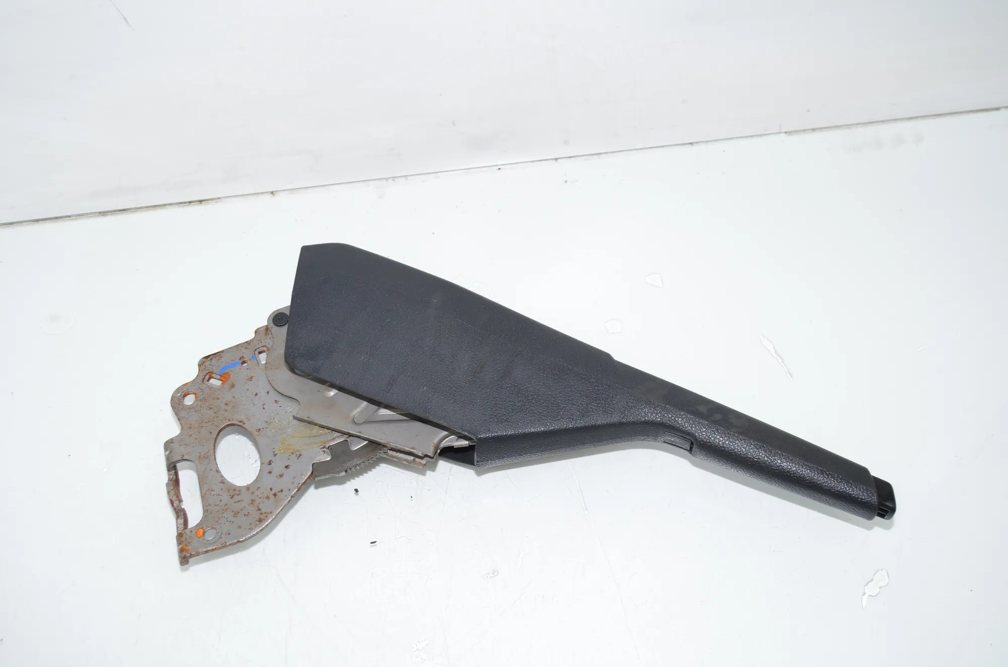 Handbrake Handle – OEM 2N0711303B · VW CRAFTER Furgon (SY_) (2016 - -) 2.0 TDI 2022 – 3