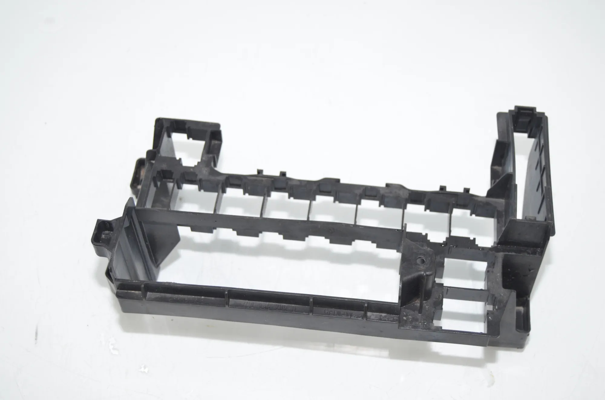 Bracket – OEM 7C0035205D · VW CRAFTER Furgon (SY_) (2016 - -) 2.0 TDI 2022 – 3