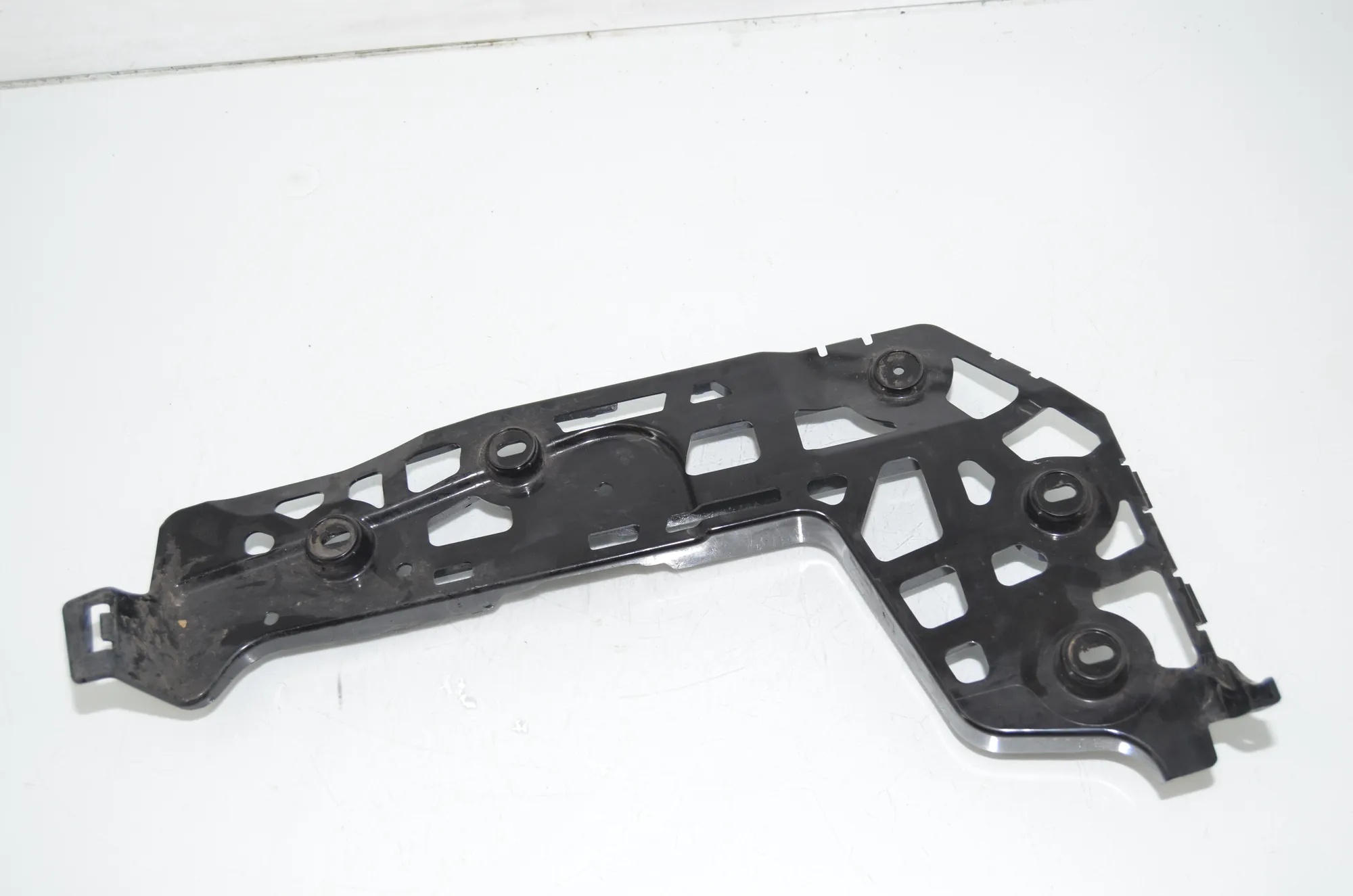 Rear Right Bumper Bracket – OEM 7C0807394A · VW CRAFTER Furgon (SY_) (2016 - -) 2.0 TDI 2022 – 2