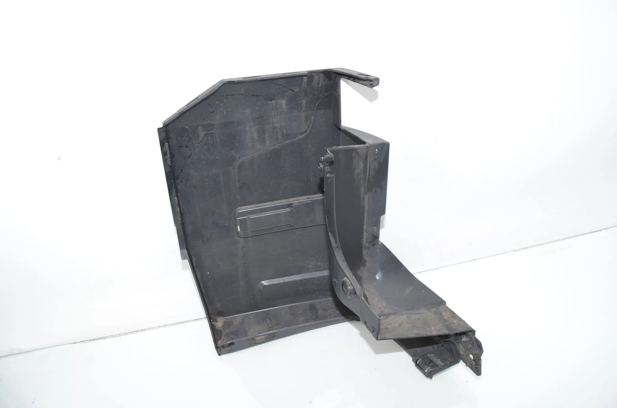 Rear Bumper Right Side Corner – OEM 7C0807322B · VW CRAFTER Furgon (SY_) (2016 - -) 2.0 TDI 2022 – 3