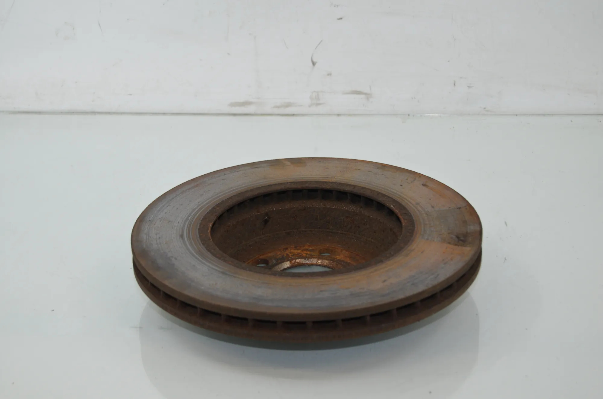 Front Left Brake Disc – OEM 6898729 · BMW 5 Touring (F11) 530 d xDrive 2012 – 4