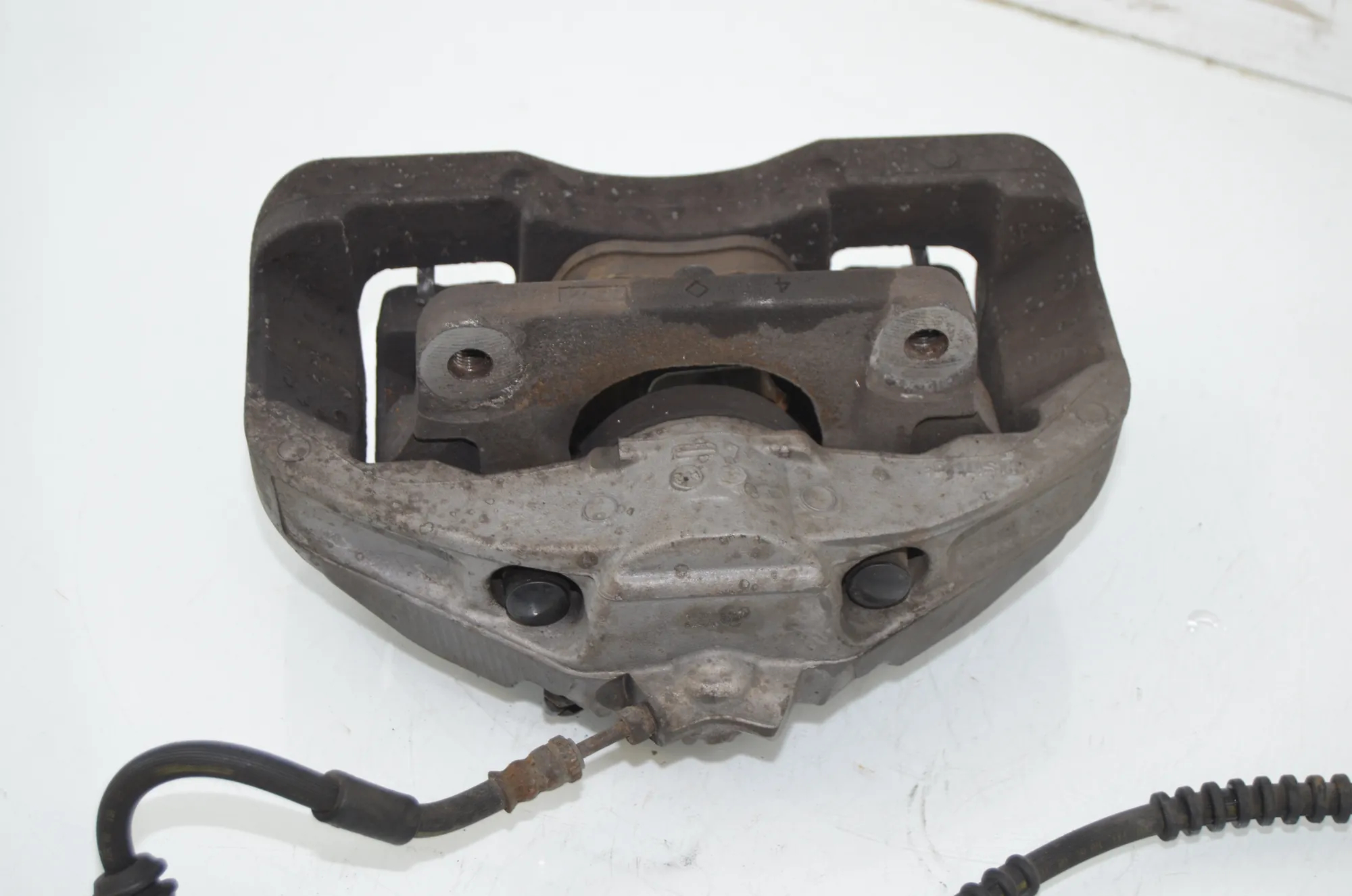 Front Left Brake Caliper – OEM 6792689 · BMW 5 Touring (F11) 530 d xDrive 2012 – 4