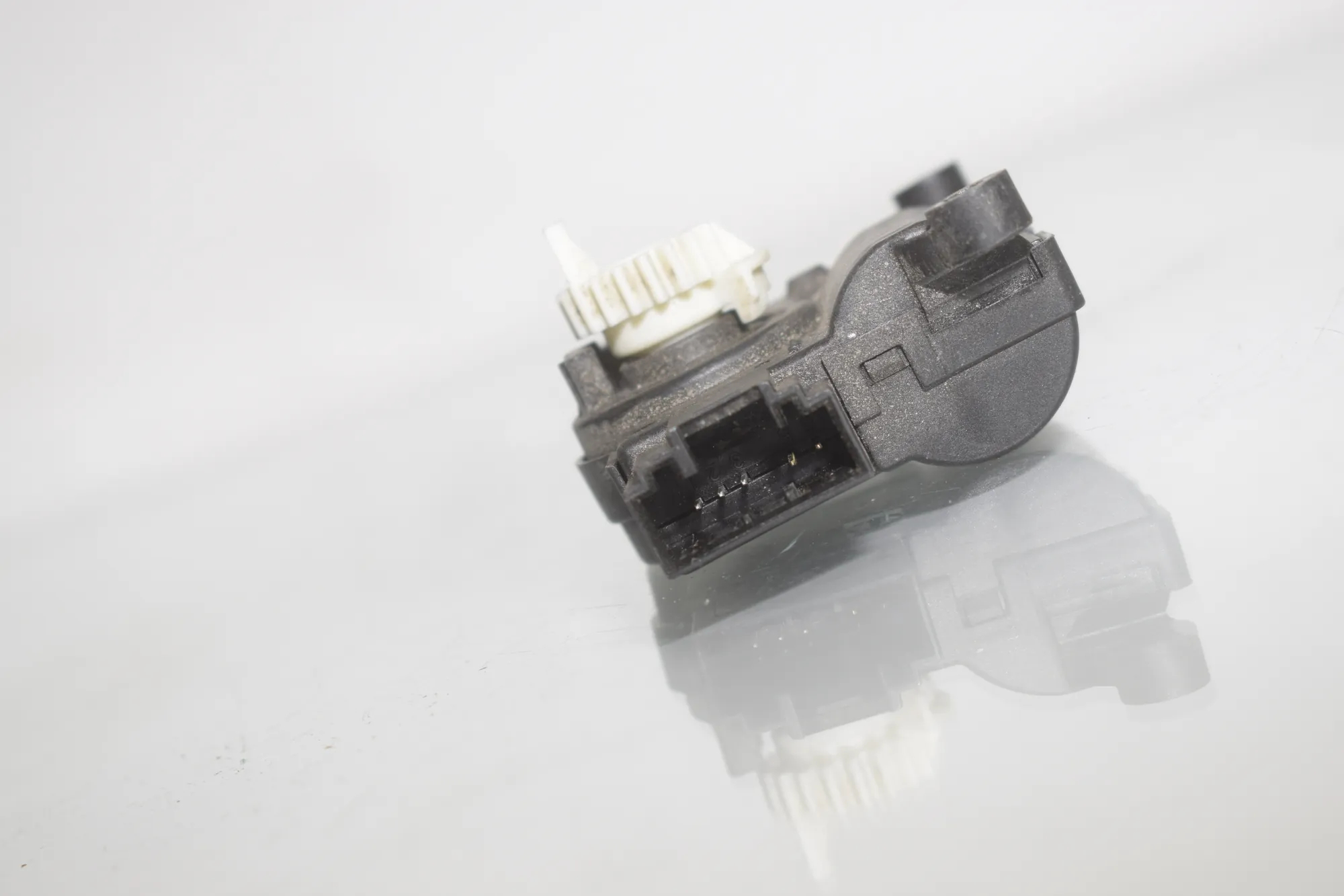 Air Flap Motor – OEM 2Q0907511G · VW CRAFTER Furgon (SY_) (2016 - -) 2.0 TDI 2022 – 4