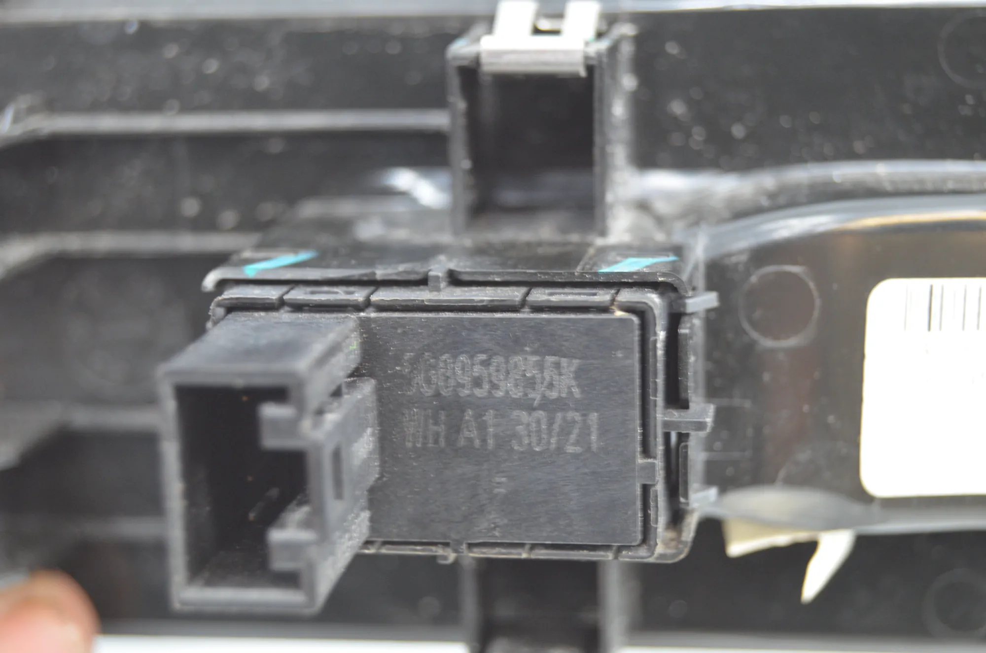 Front Right Door Window Switch – OEM 5G0959855K · VW CRAFTER Furgon (SY_) (2016 - -) 2.0 TDI 2022 – 5