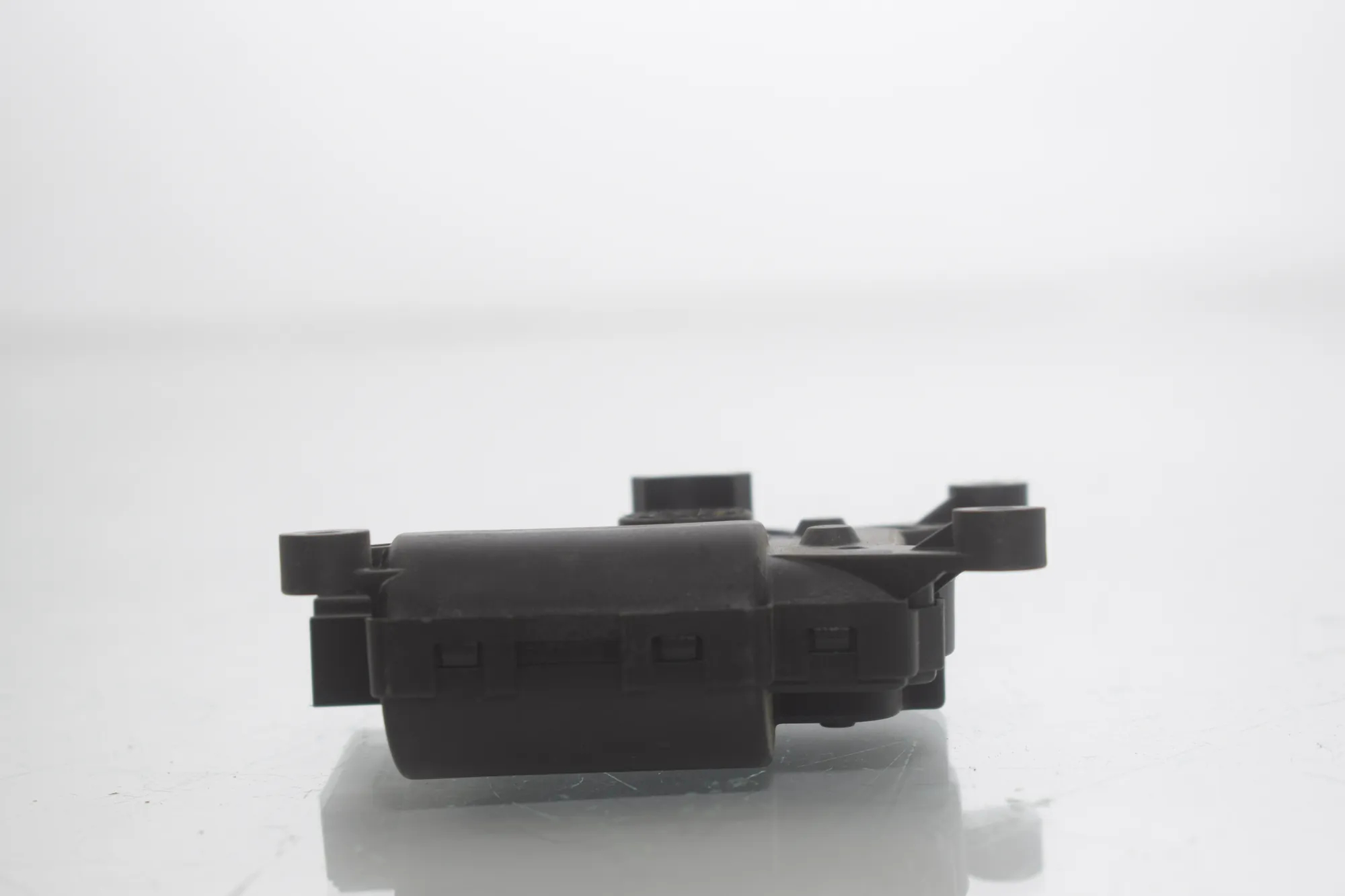 Air Flap Motor – OEM CQ0907511F · VW CRAFTER Furgon (SY_) (2016 - -) 2.0 TDI 2022 – 4