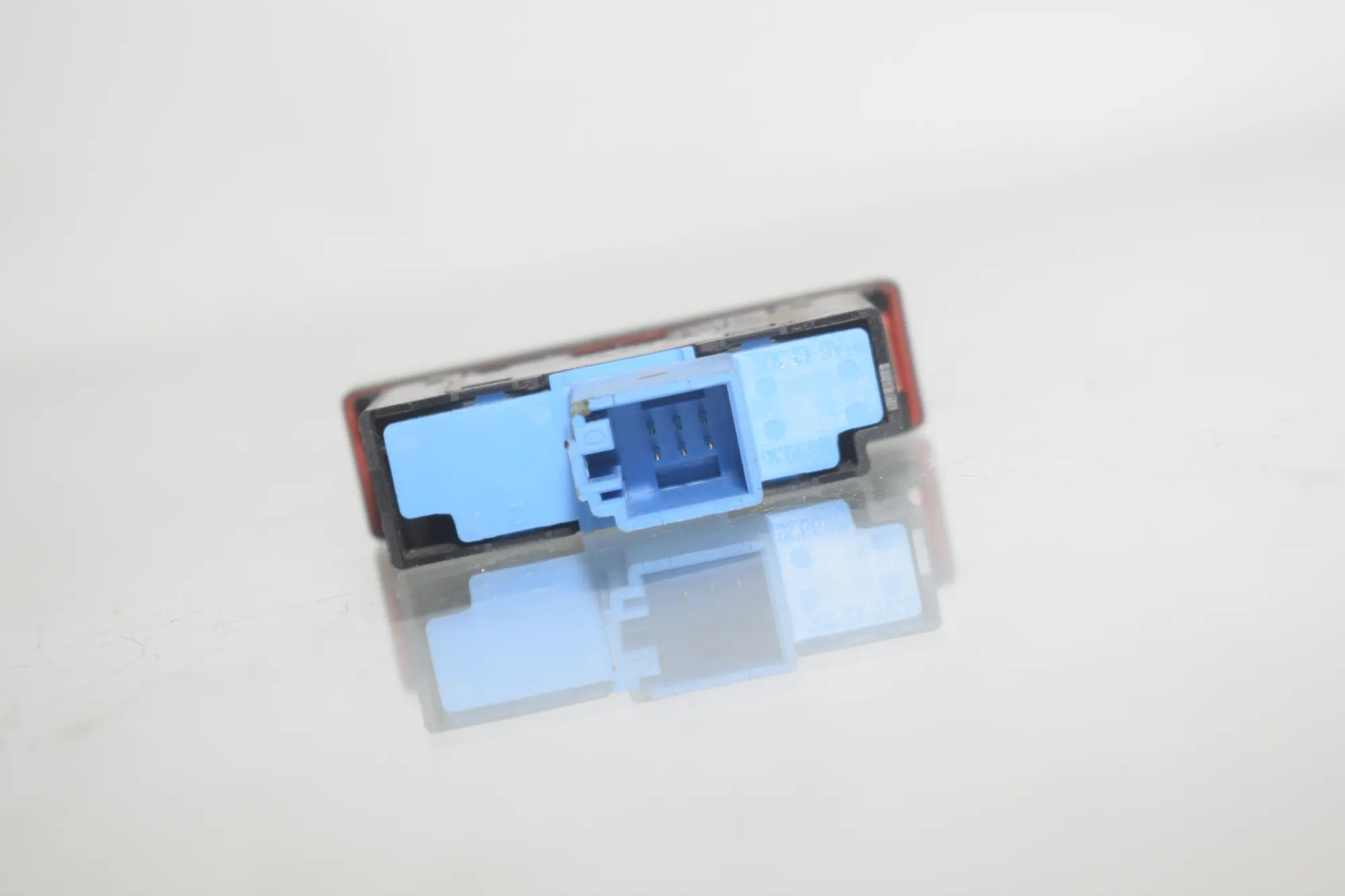 Hazard Button – OEM 700953509A · VW CRAFTER Furgon (SY_) (2016 - -) 2.0 TDI 2022 – 4