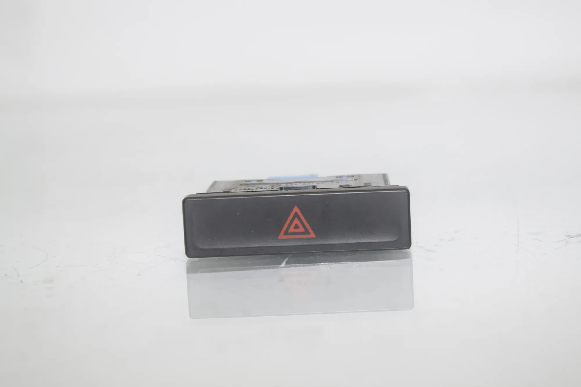 Hazard Button – OEM 700953509A · VW CRAFTER Furgon (SY_) (2016 - -) 2.0 TDI 2022 – 2