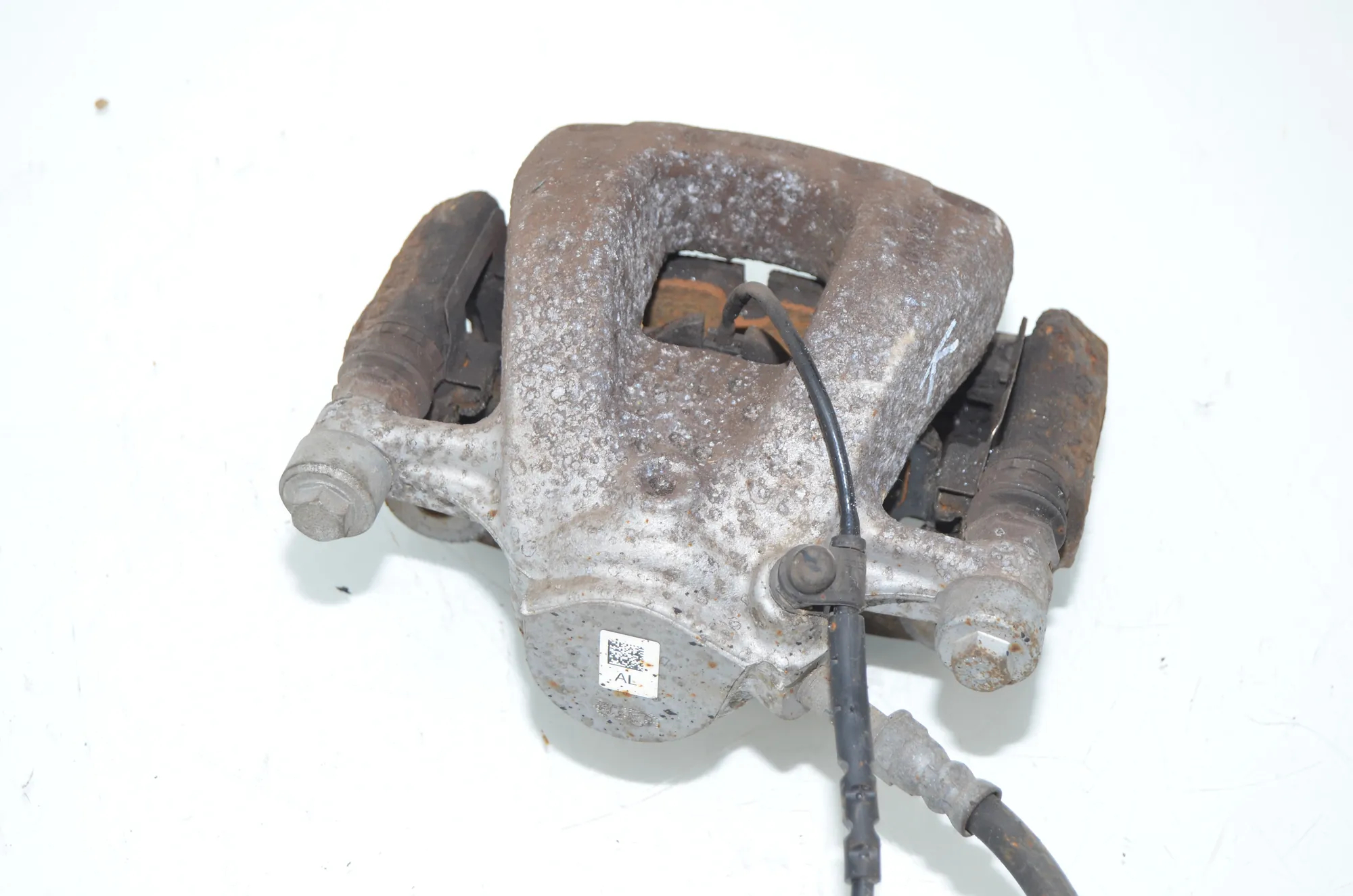 Front Left Brake Caliper – OEM 6860269 · BMW i3 (I01) Hybrid 2014 – 2