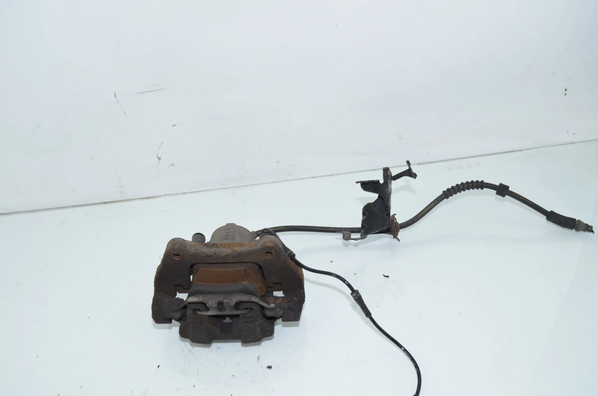 Front Left Brake Caliper – OEM 6850969 · BMW 3 Touring (F31) 330 d xDrive 2014 – 3